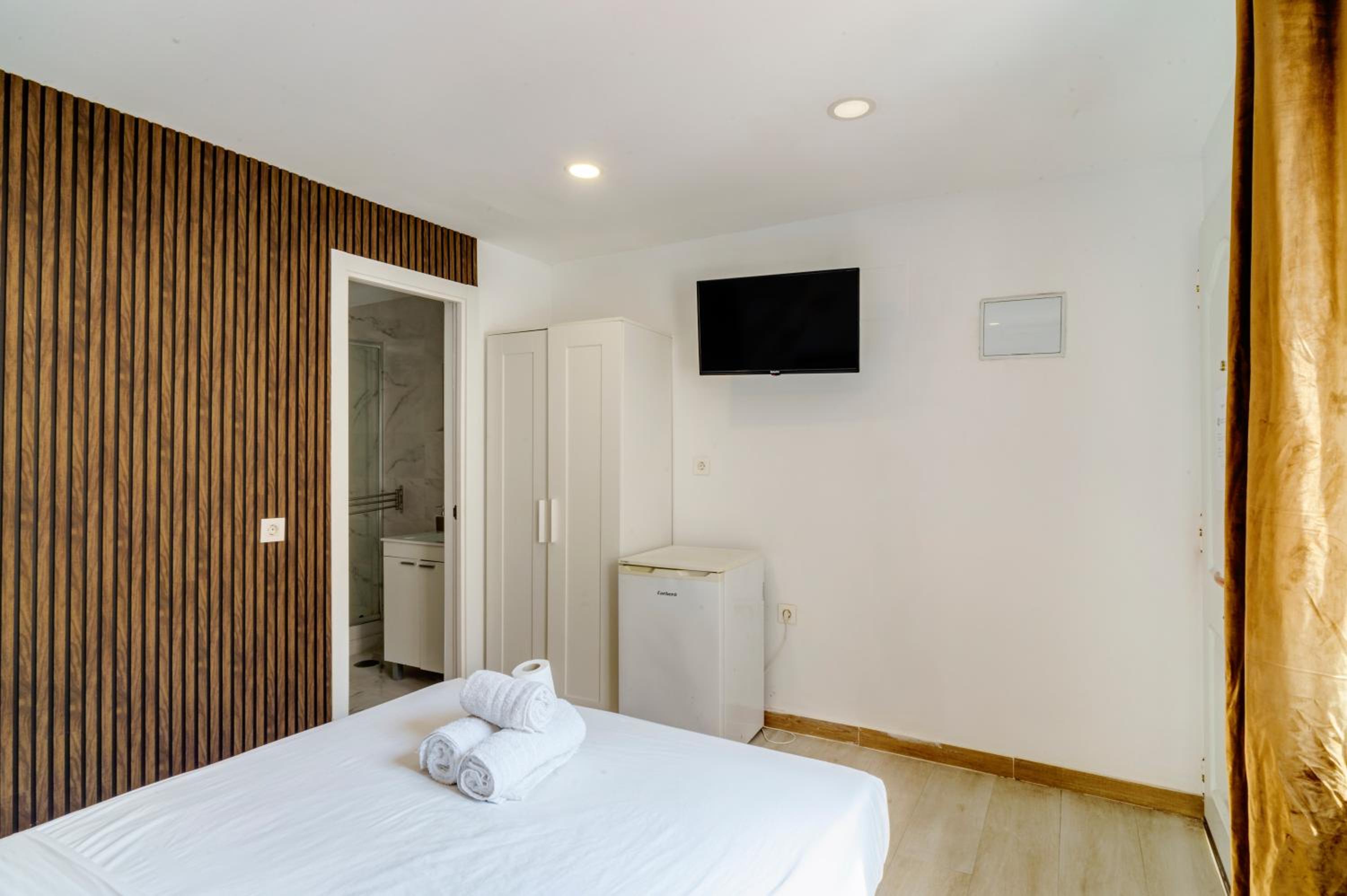 Double Room - Photo 16