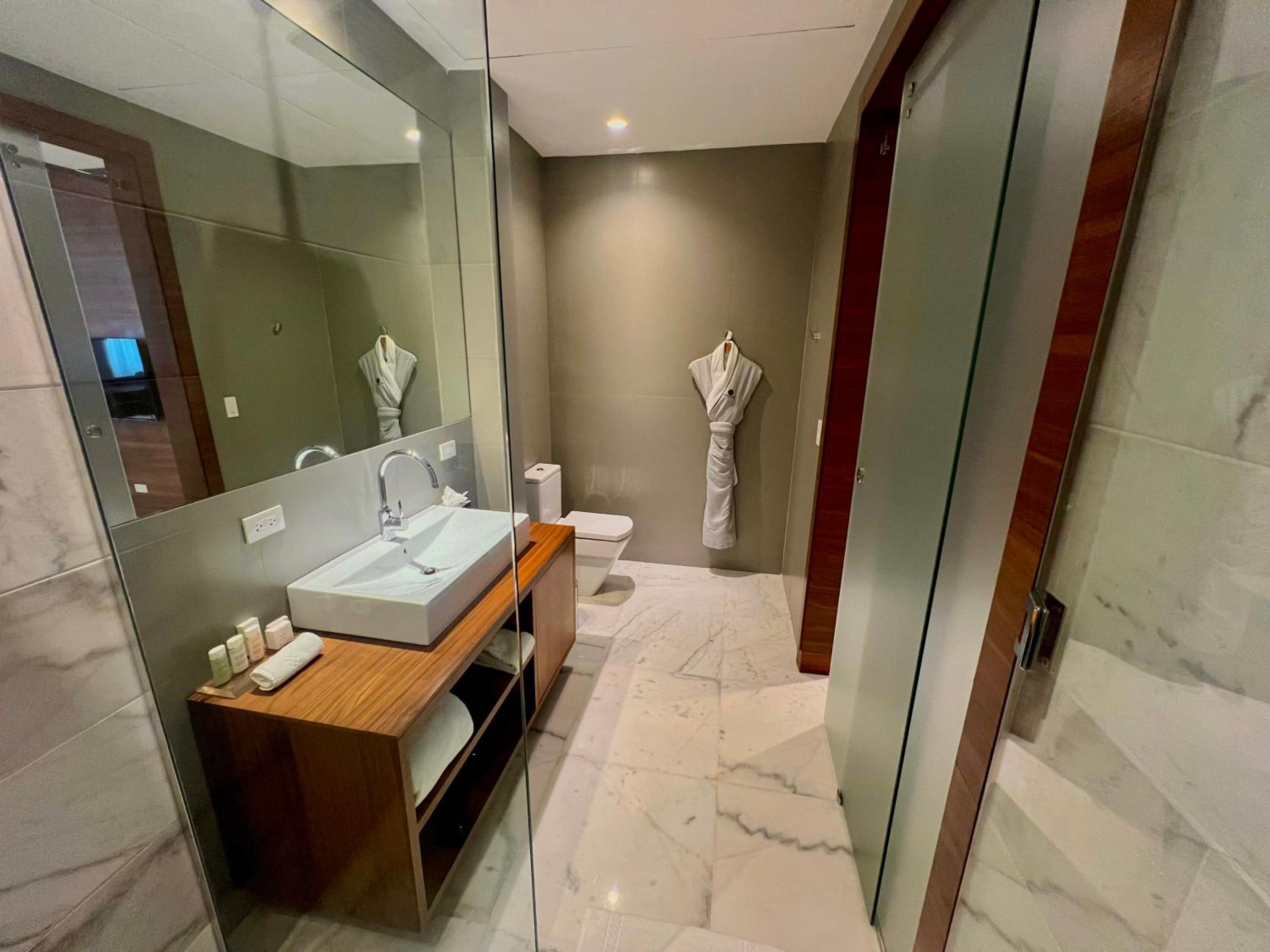 Suite - Photo 3