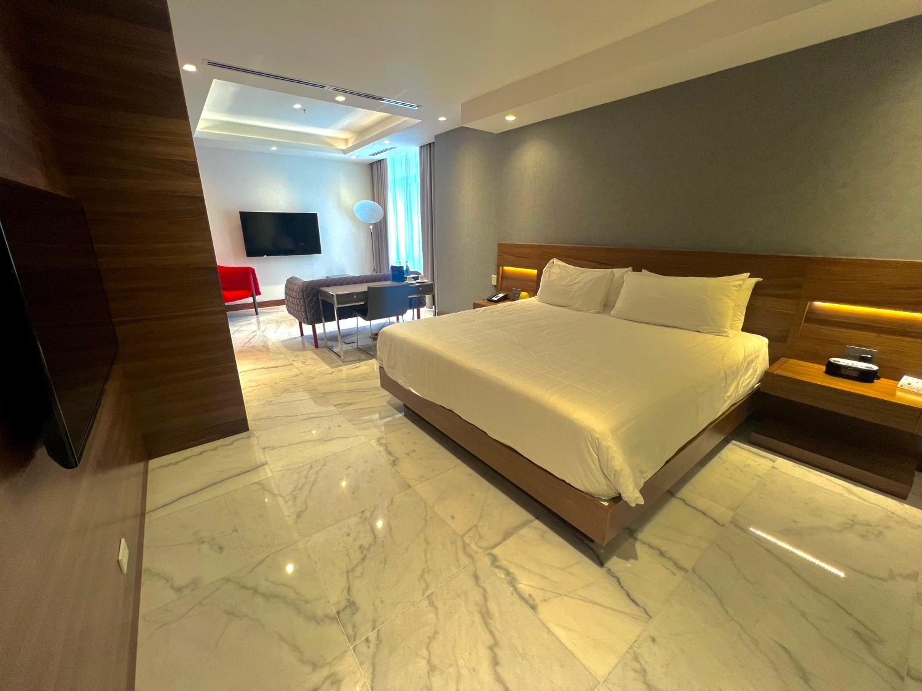 Suite - Photo 1
