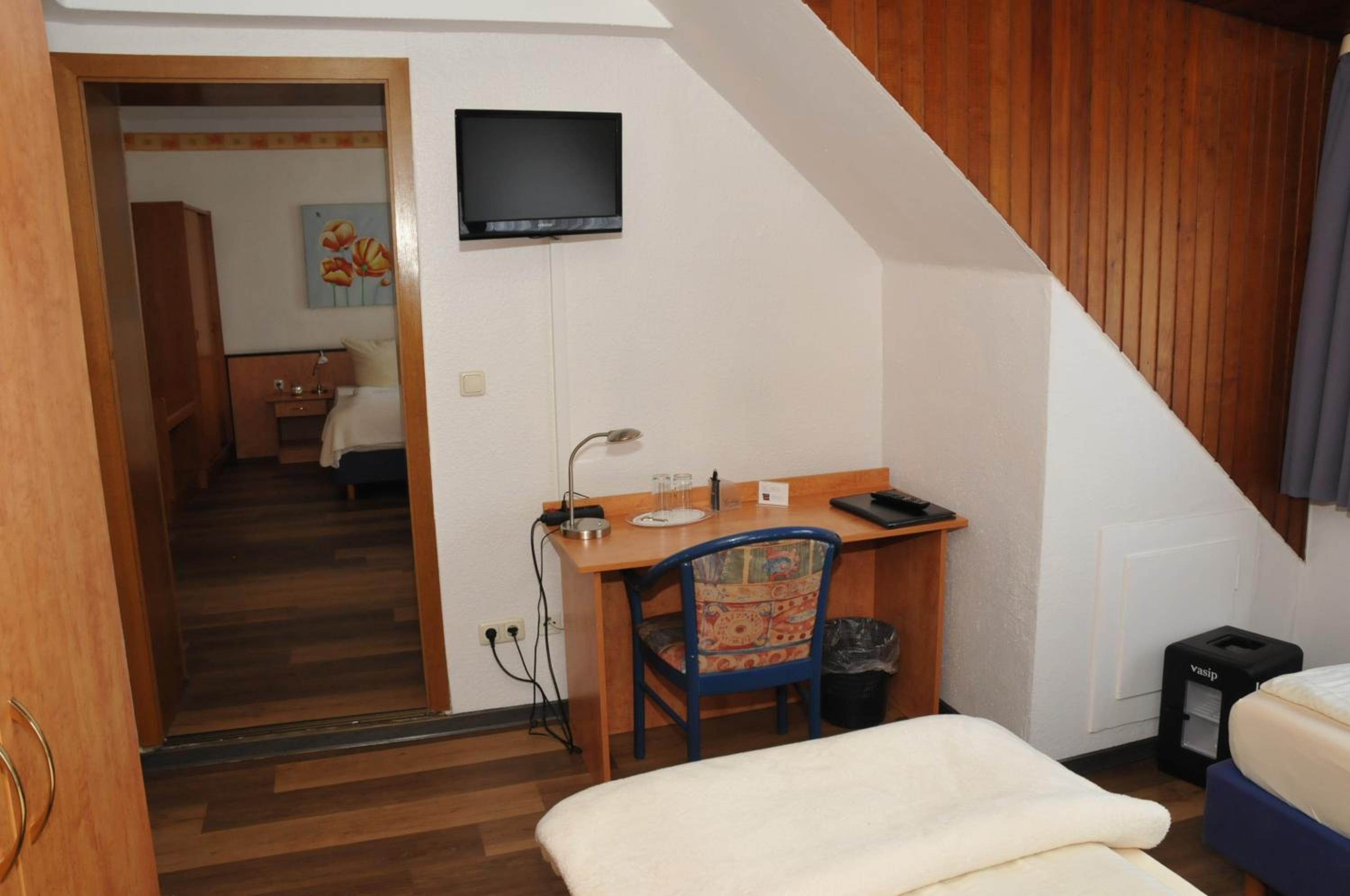 Quadruple Room with Private Bathroom photo 3