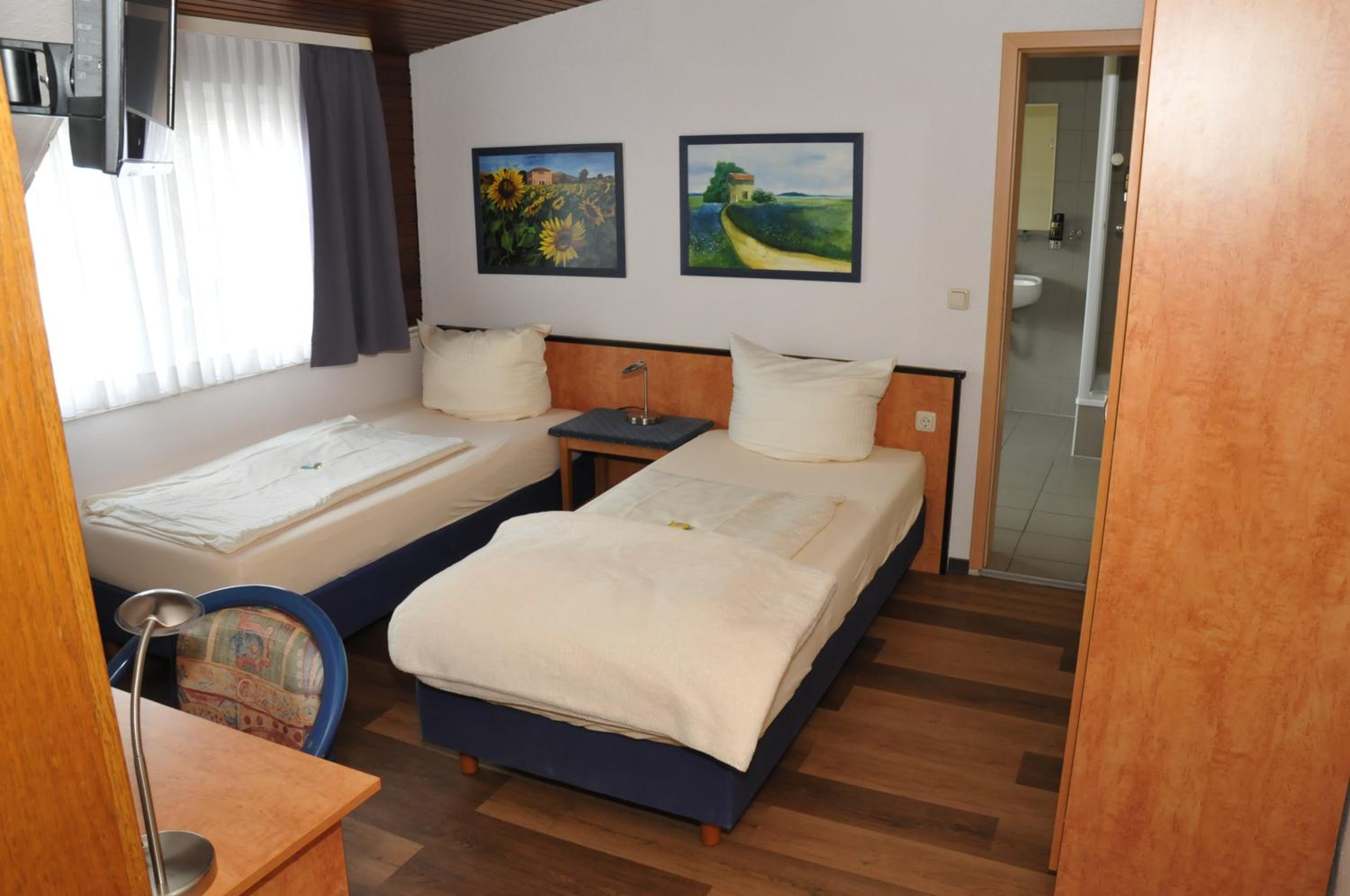 Quadruple Room with Private Bathroom photo 2