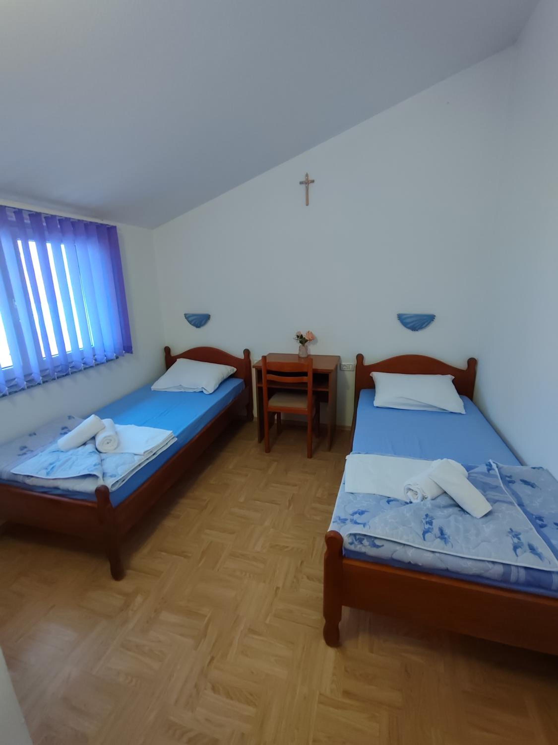 Economy Twin Room photo 3