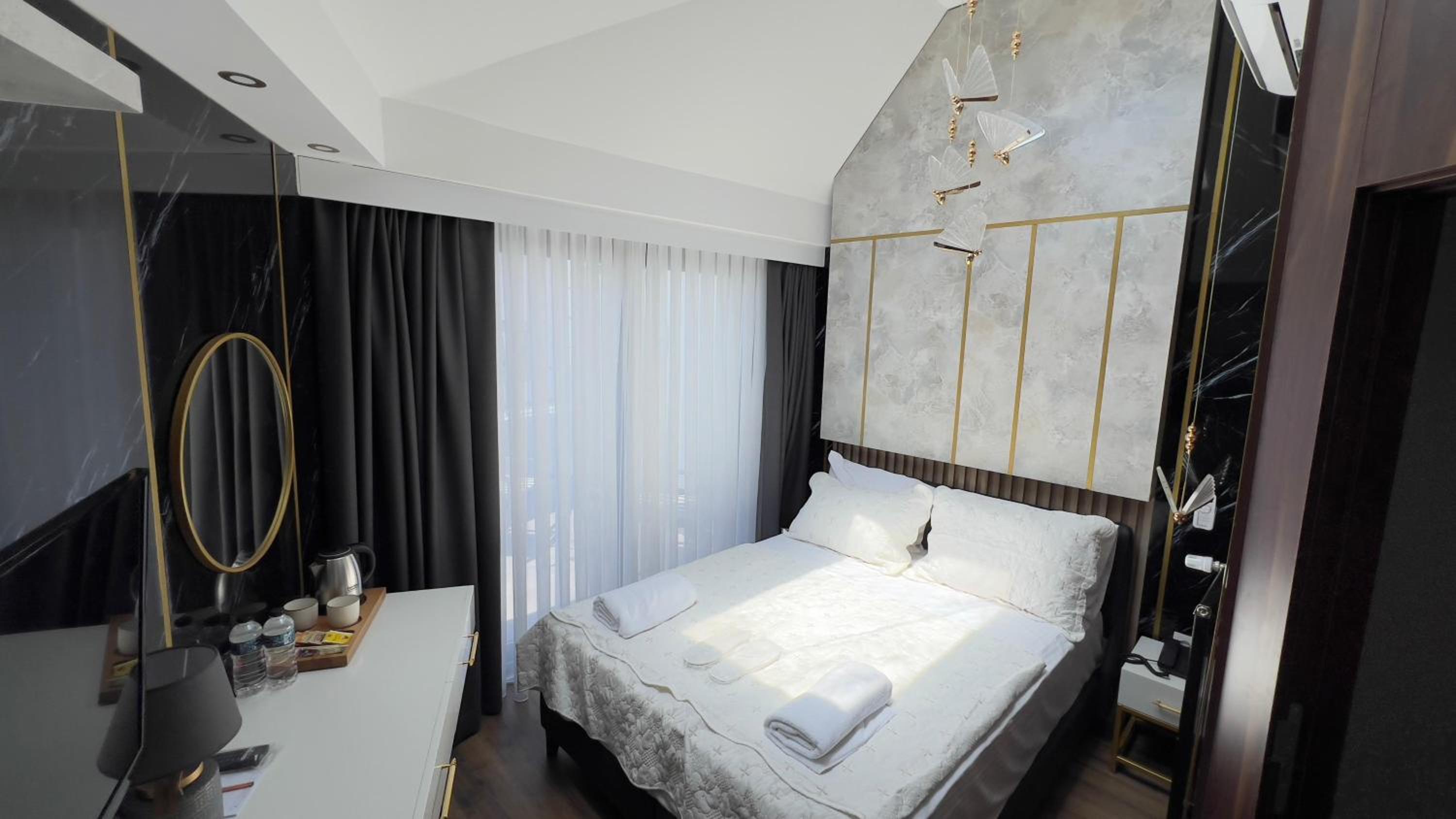 Deluxe Double Room with Balcony photo 2