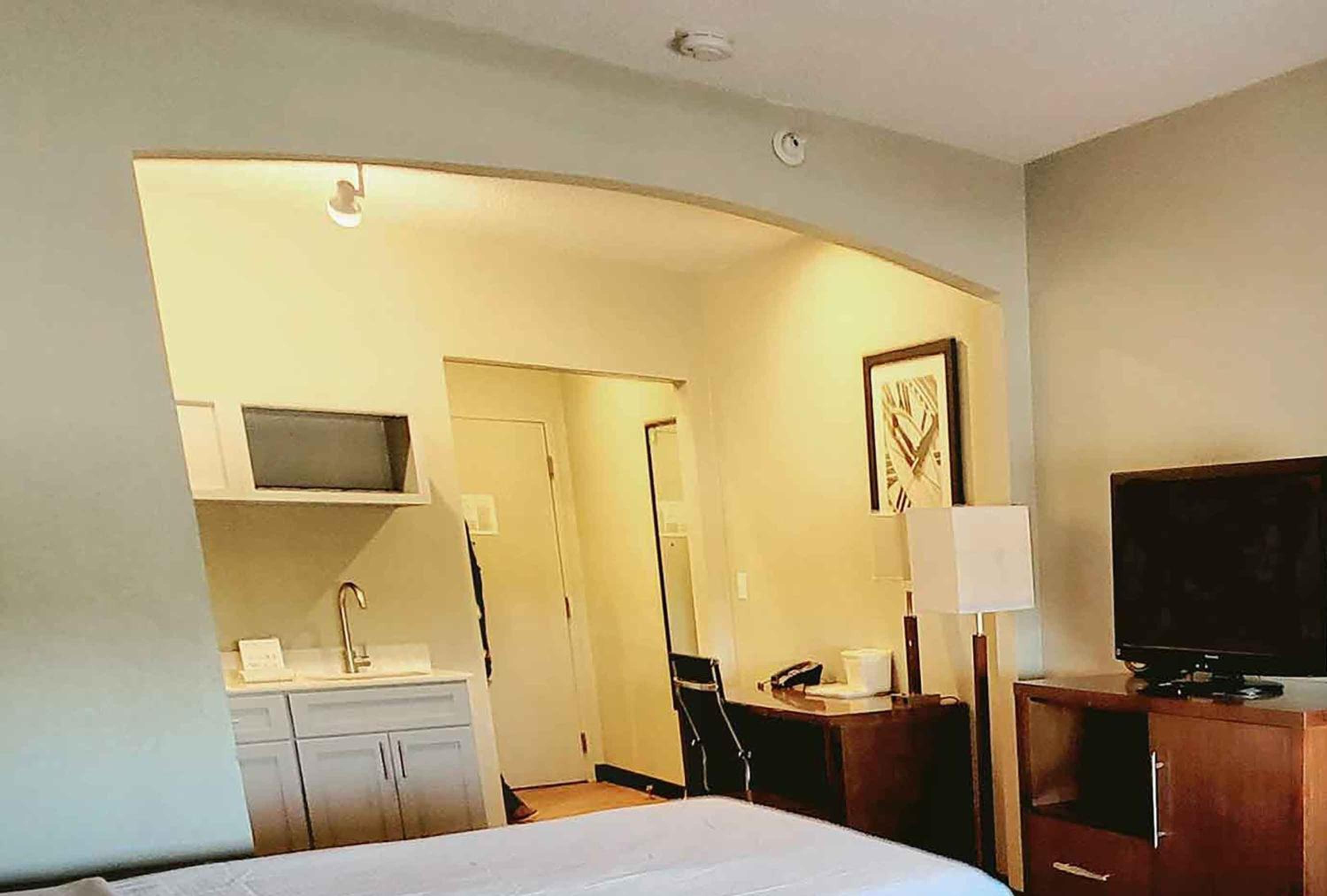 Deluxe King Room - Photo 2