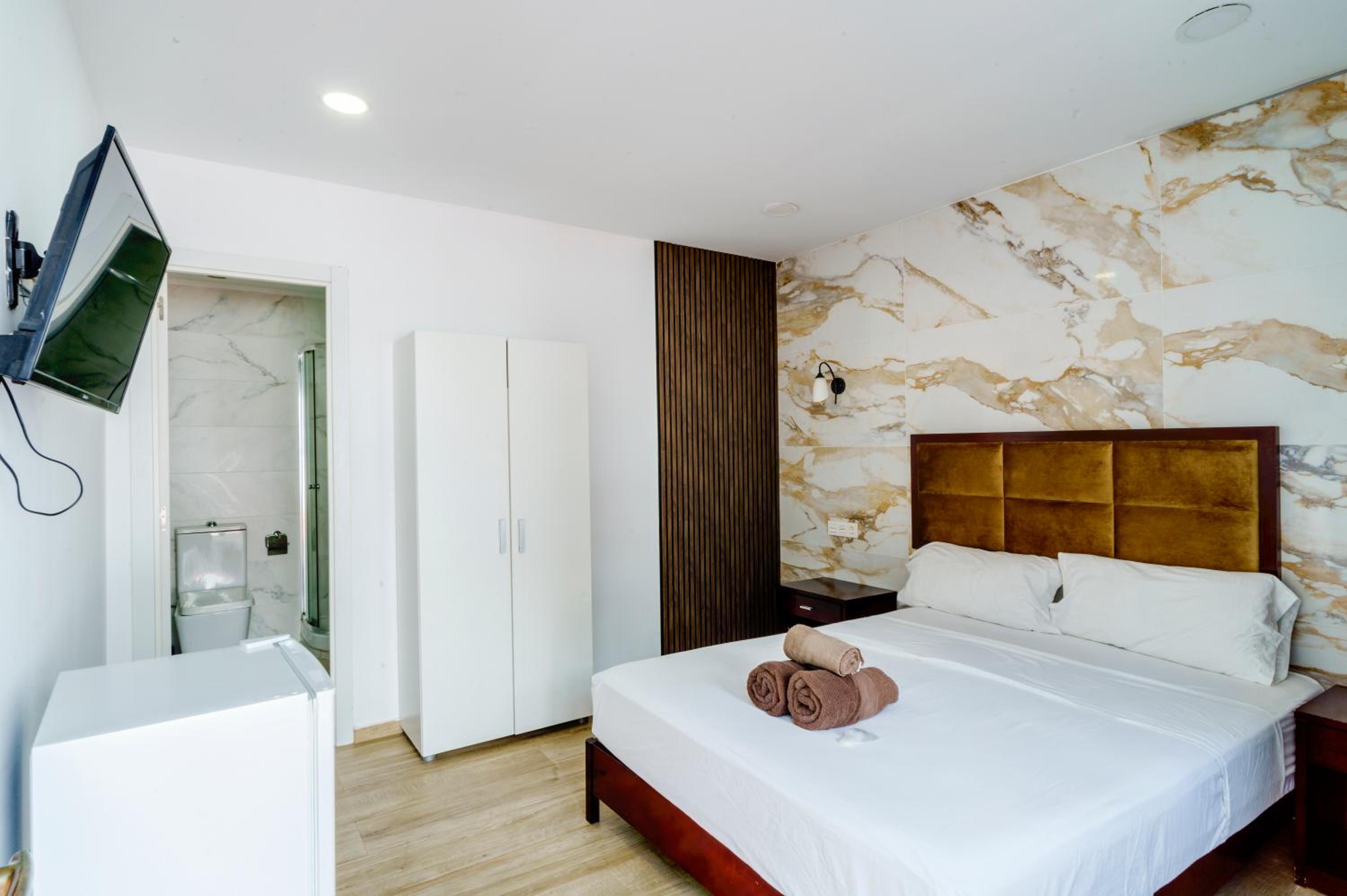 Double Room - Photo 11