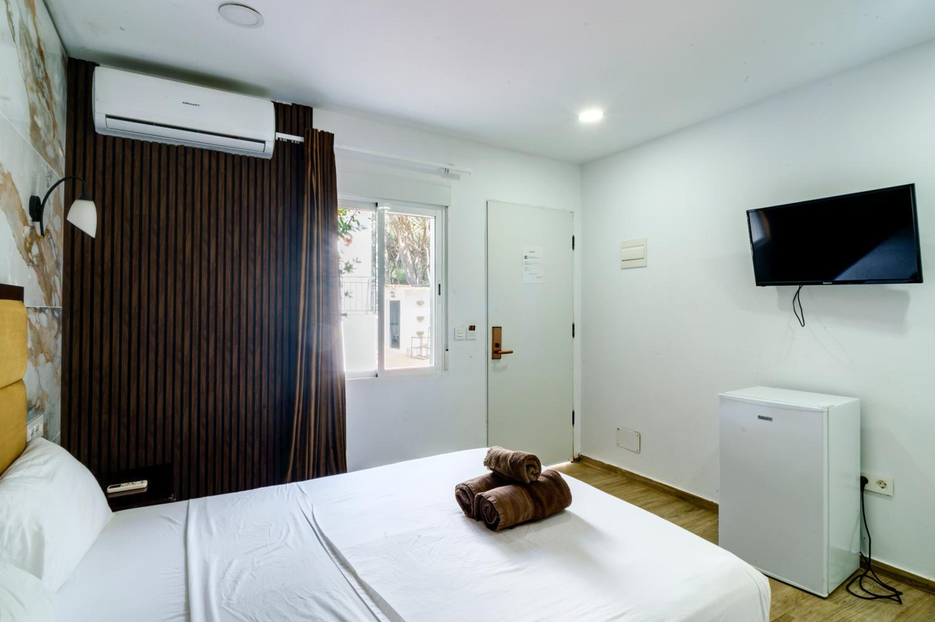 Double Room - Photo 13