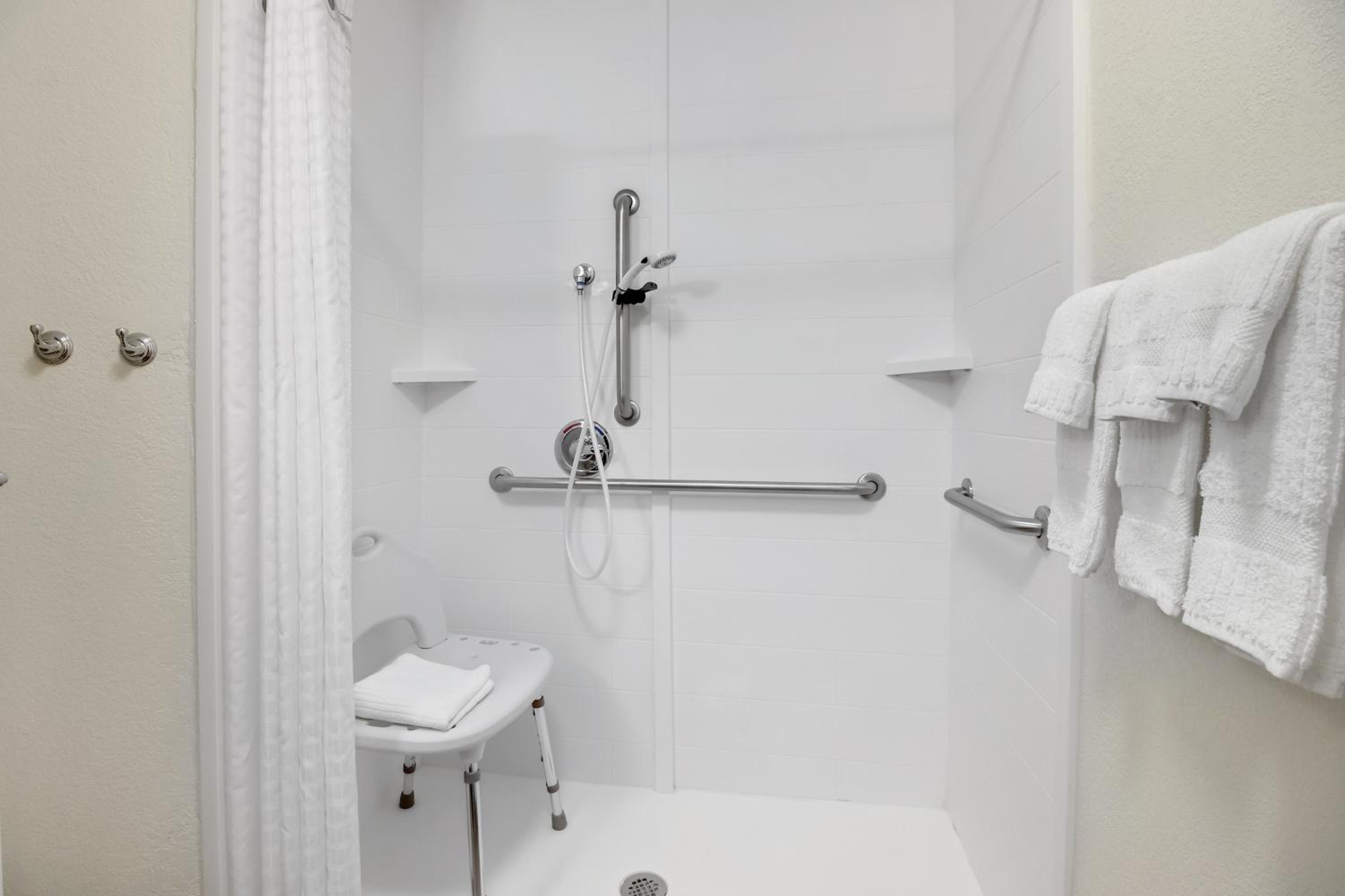 Queen Studio Suite - Disability Access Roll in Shower/Non-Smoking photo 3
