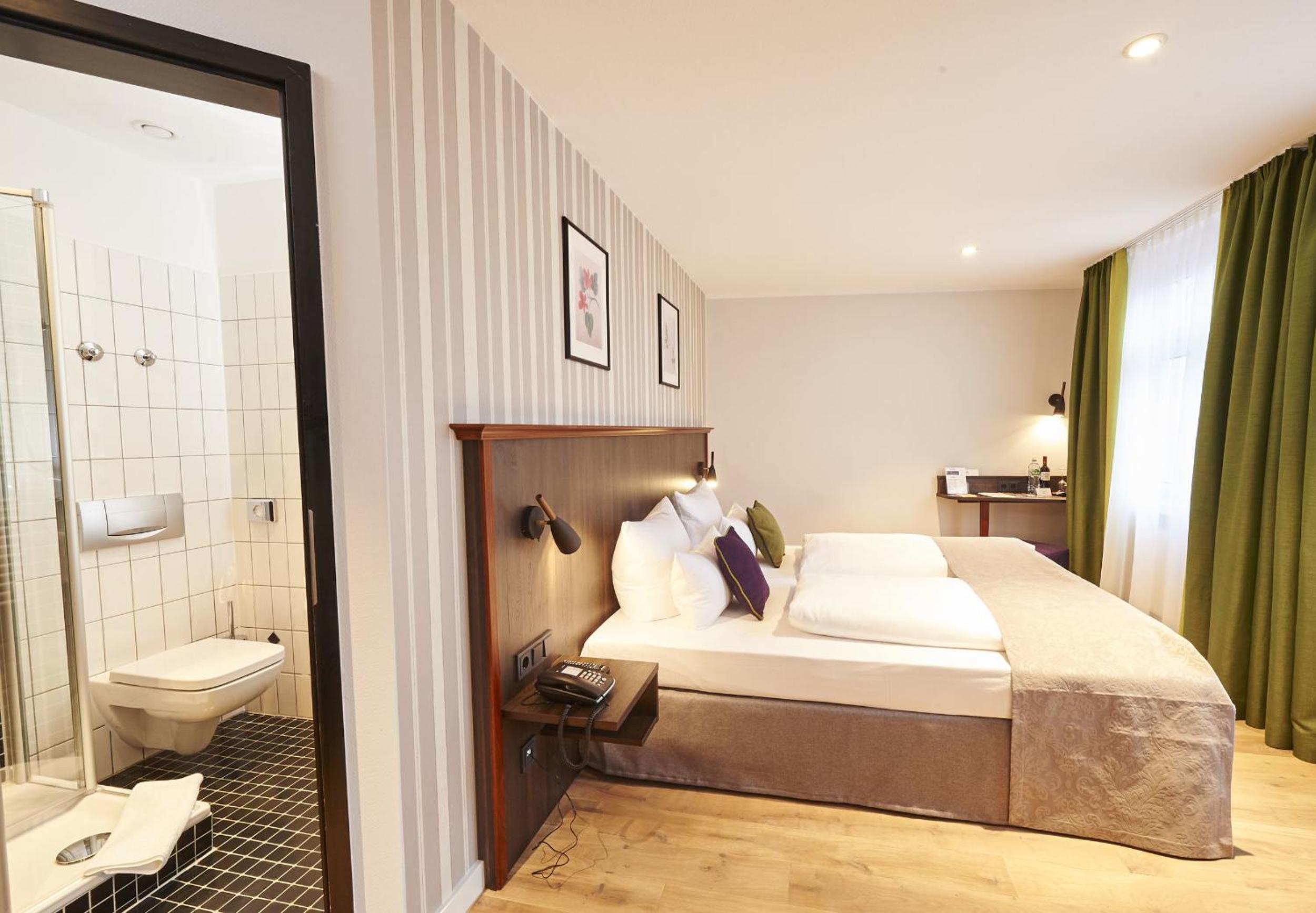 Double Room thumbnail 5
