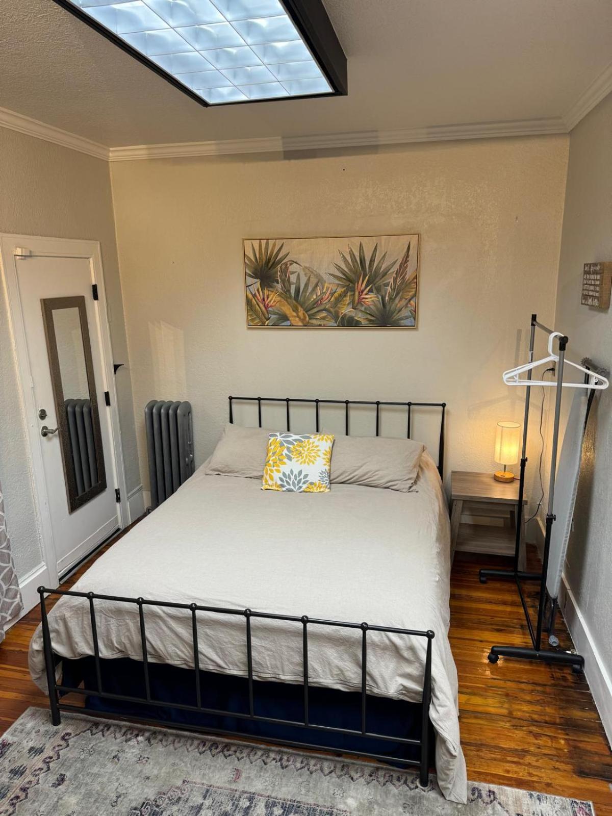 One-Bedroom Apartment photo 1