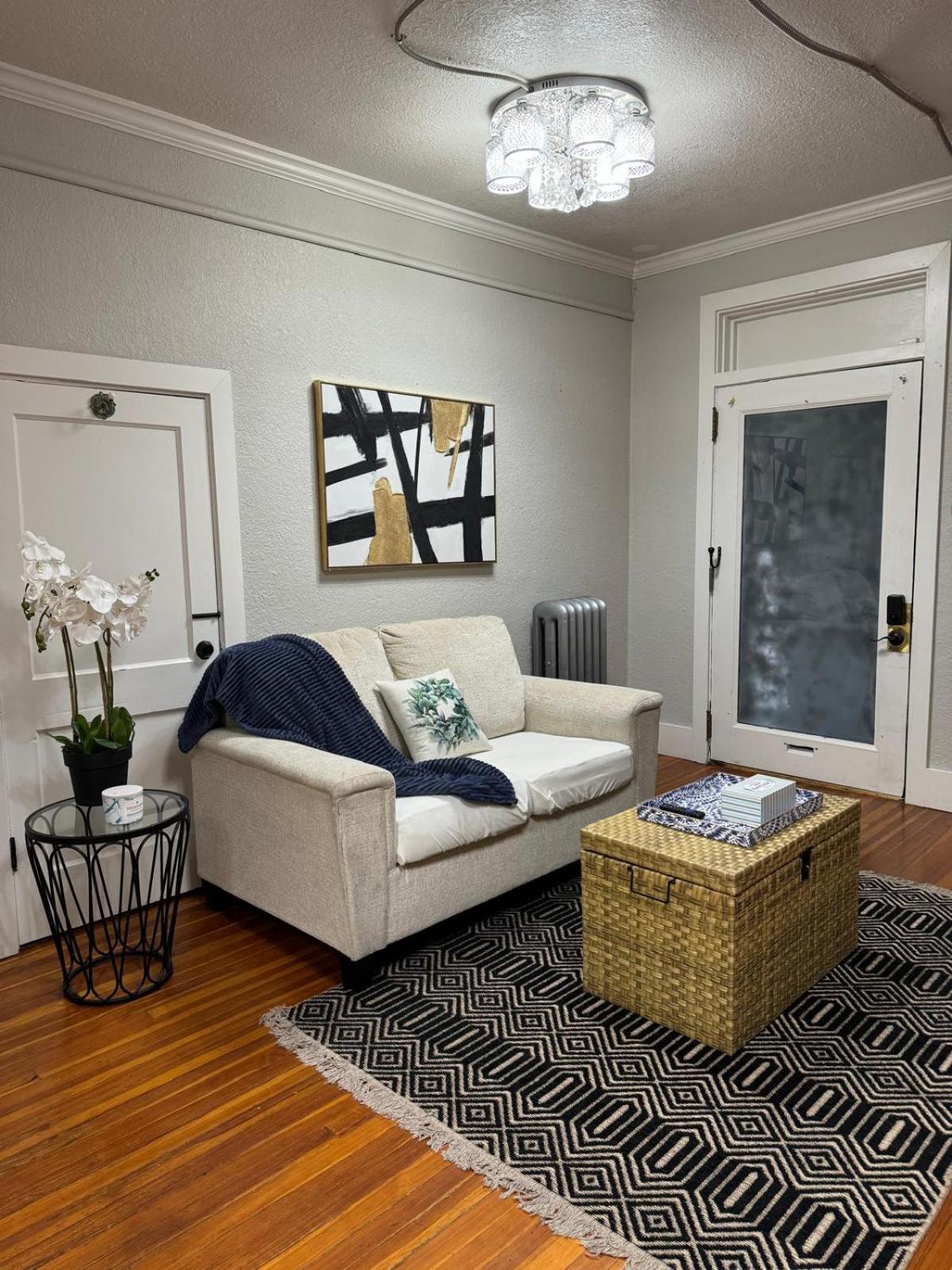 One-Bedroom Apartment photo 2
