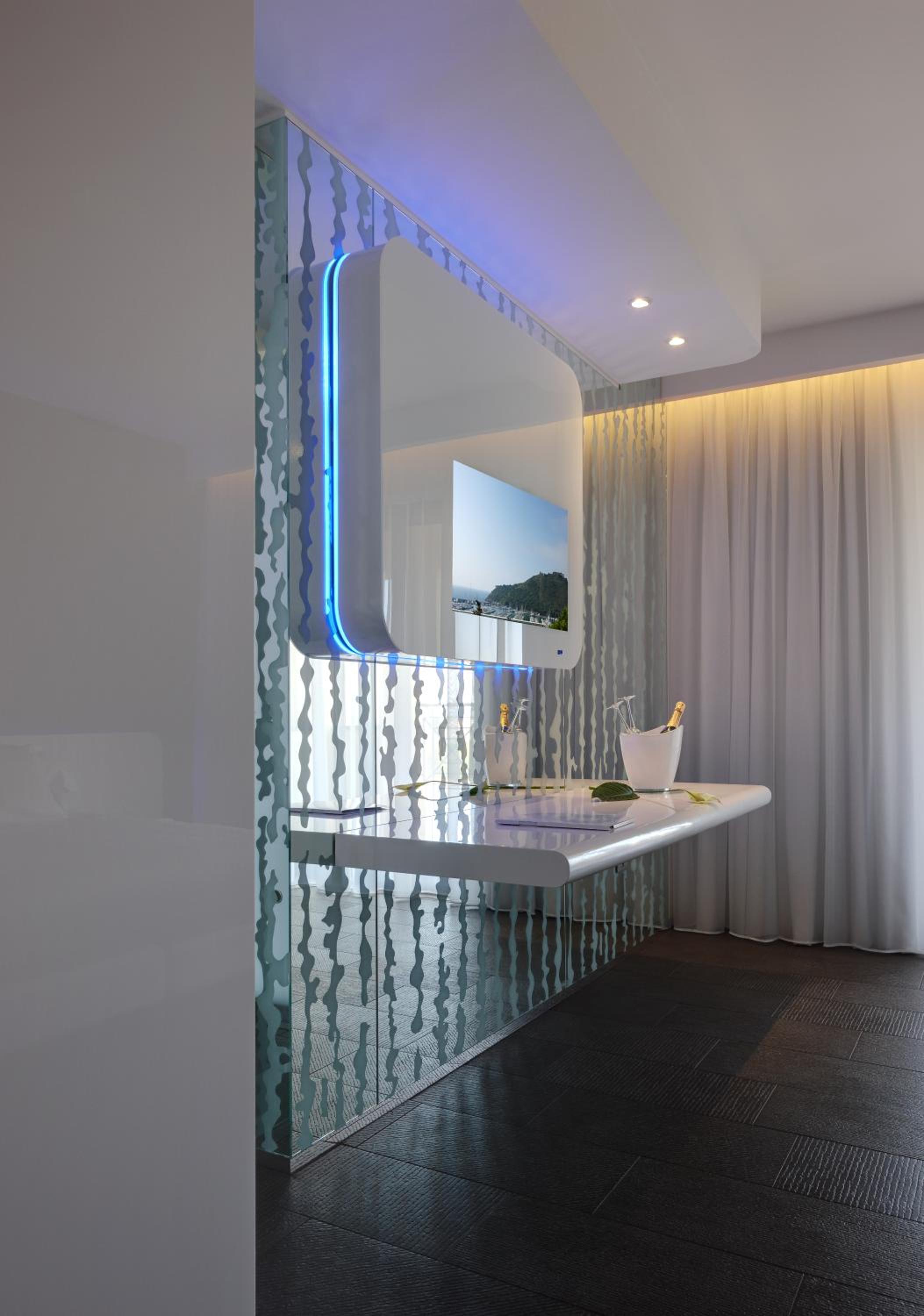 Junior Suite with Balcony - Photo 2