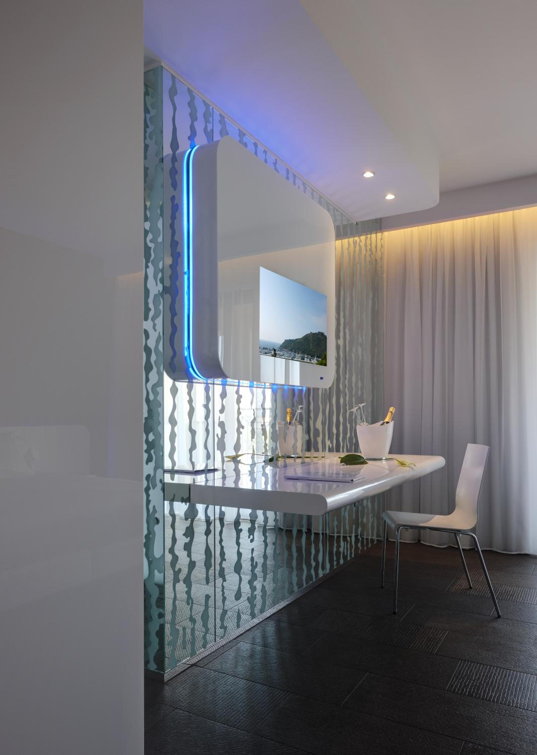 Double or Twin Room with Balcony - Photo 10