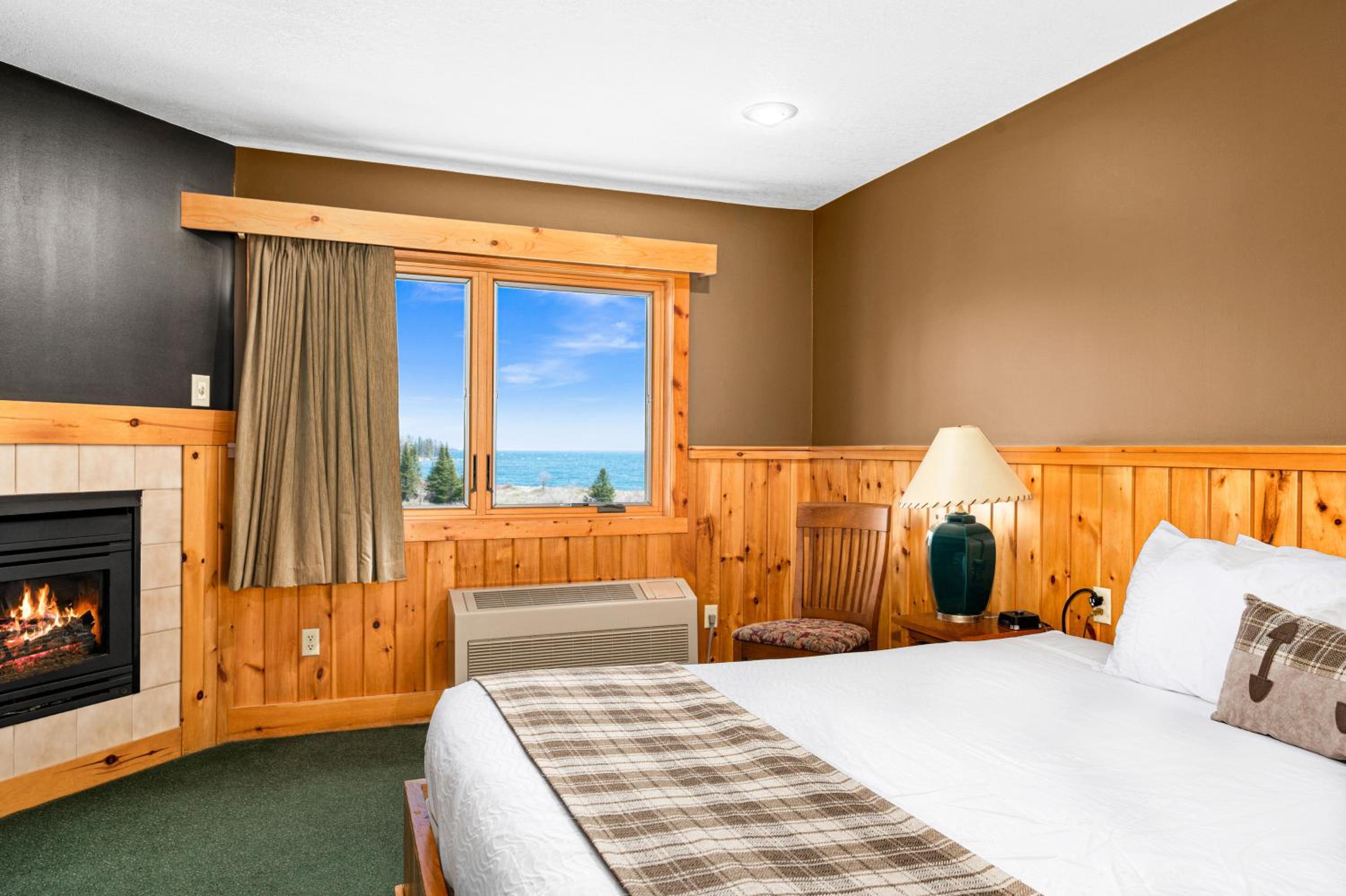 Northwood King Guest room with Whirlpool Spa Fireplace photo 1