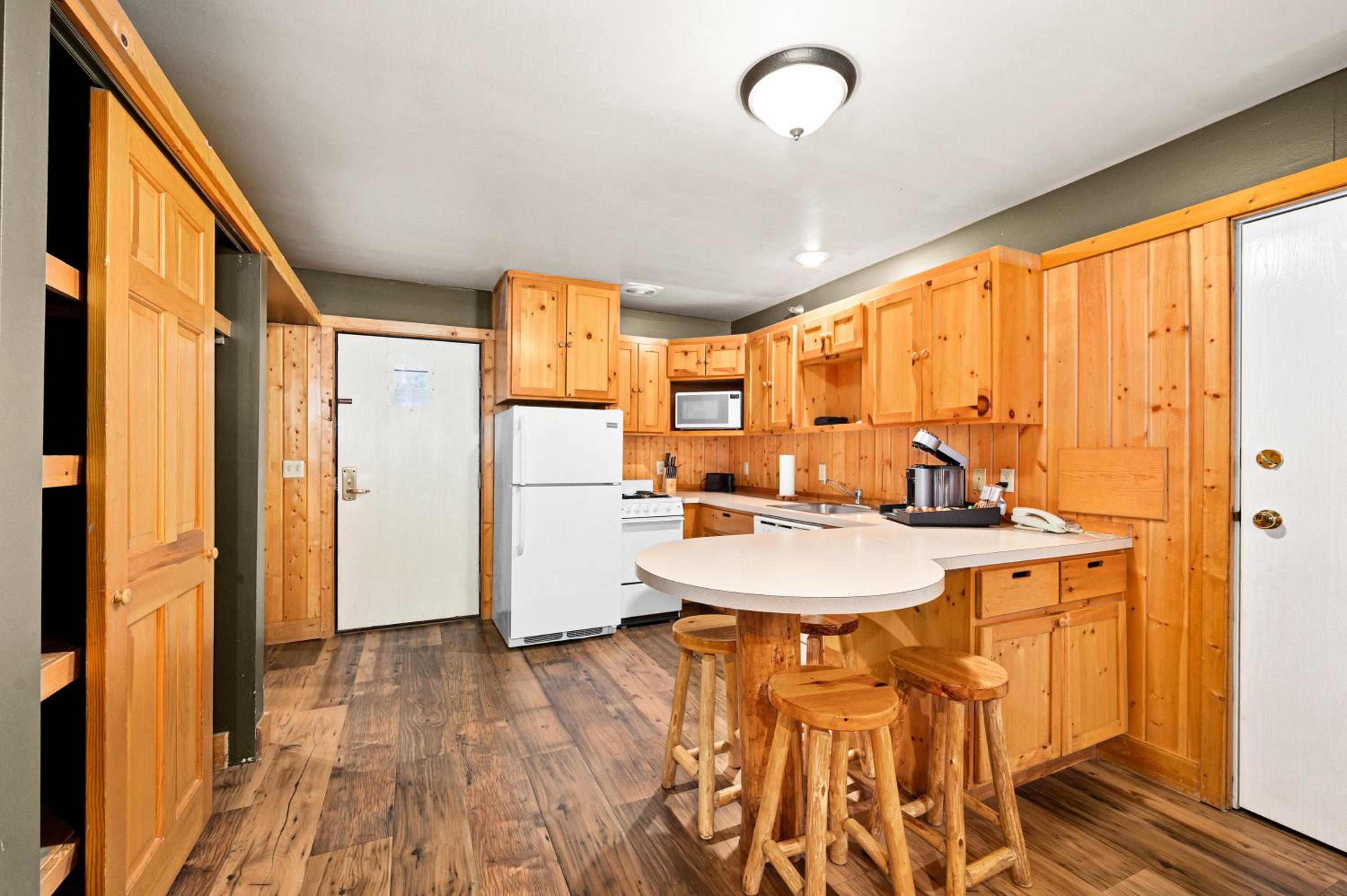 Poolside King 1 Bedroom Whirlpool photo 3
