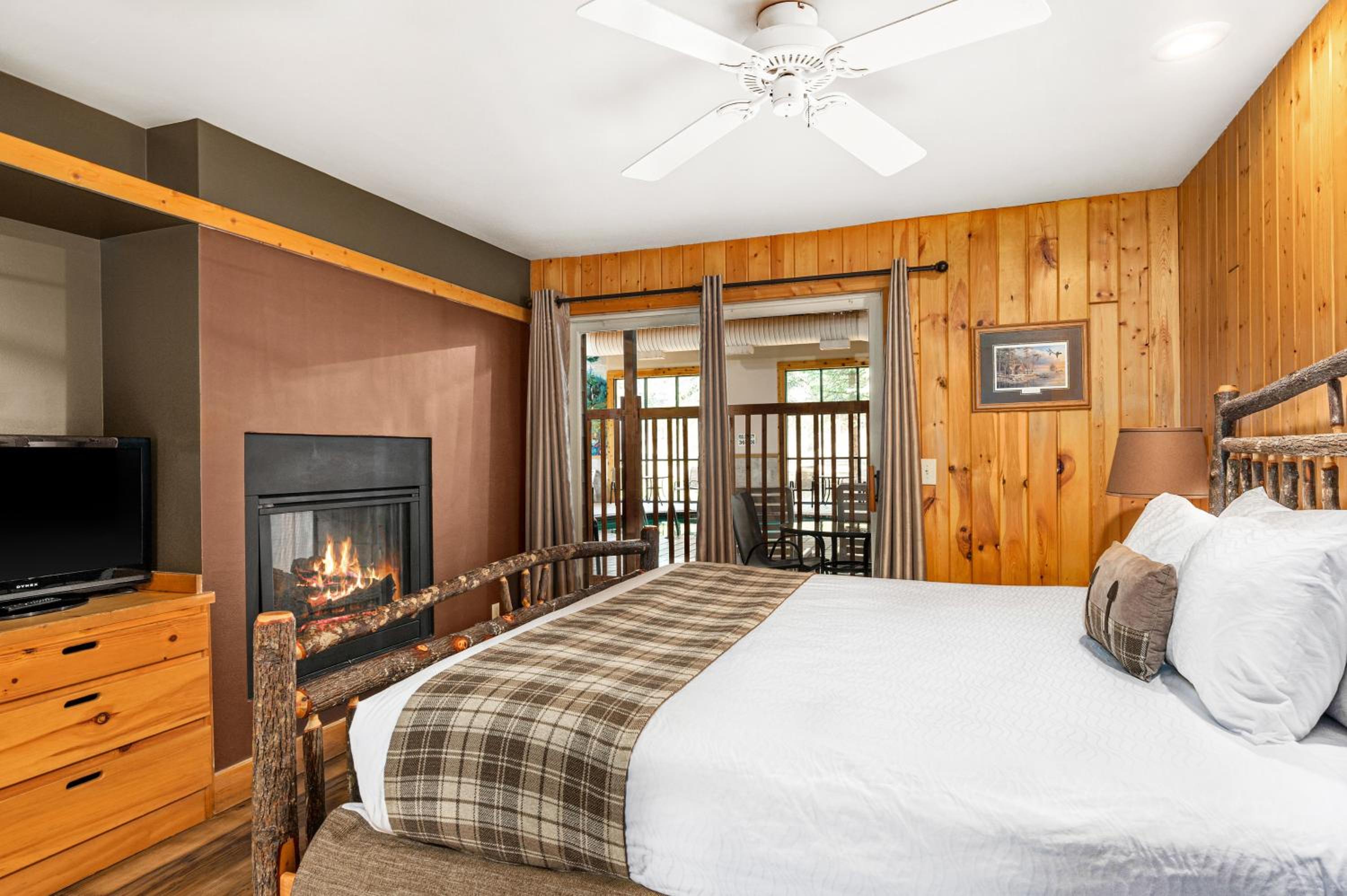 Poolside King 1 Bedroom Whirlpool photo 1
