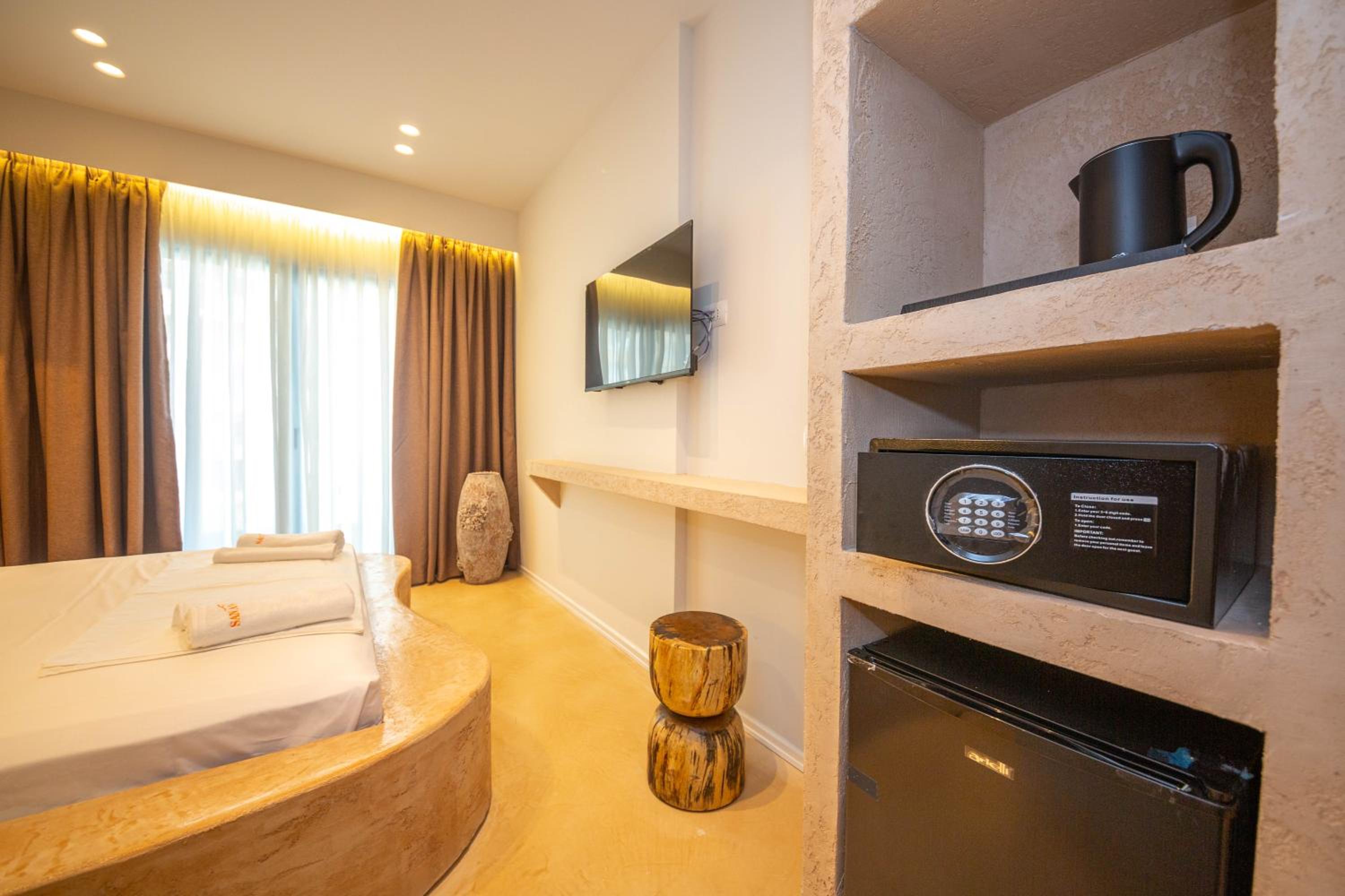 Deluxe Double Room with Balcony photo 2