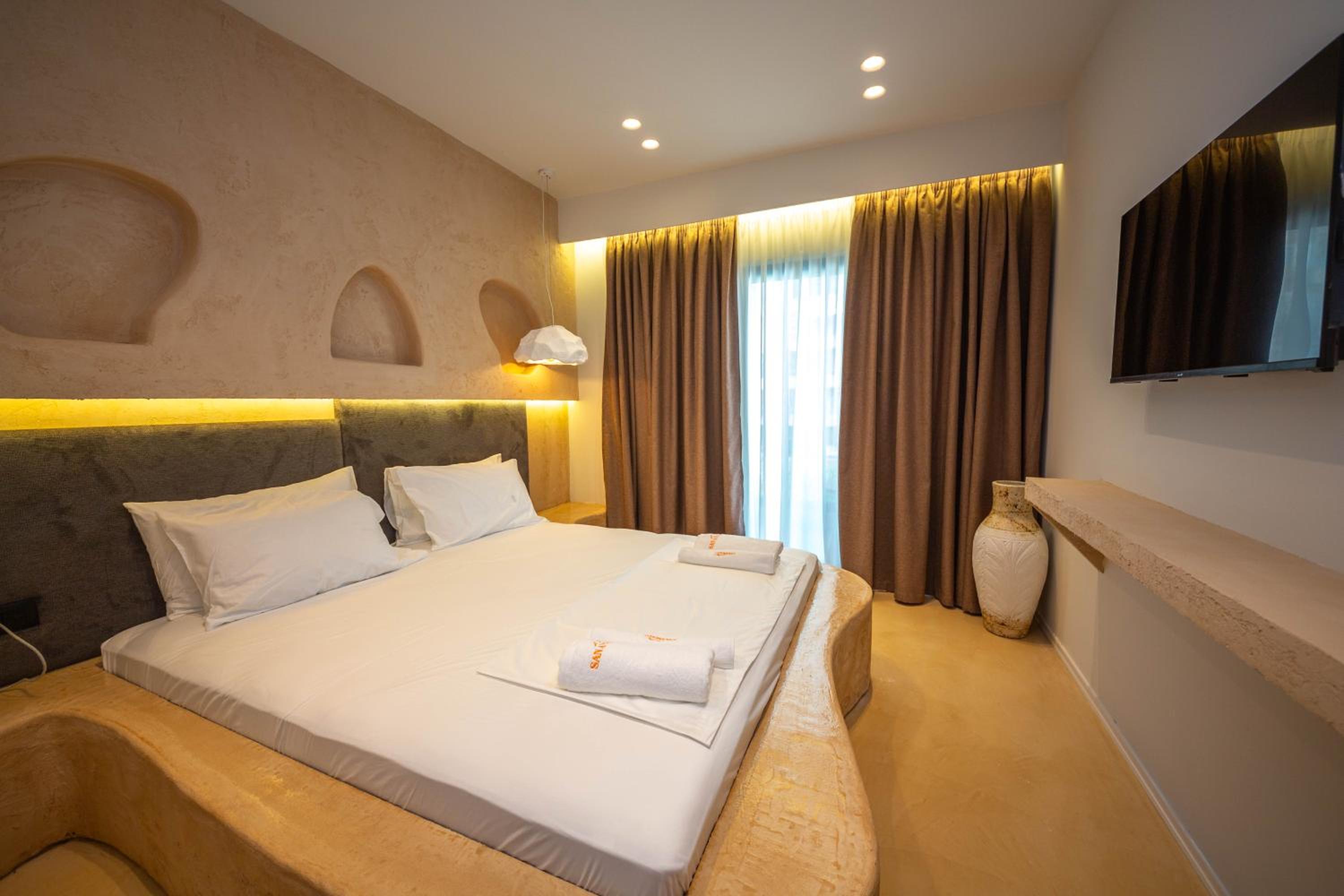 Deluxe Double Room with Balcony photo 1