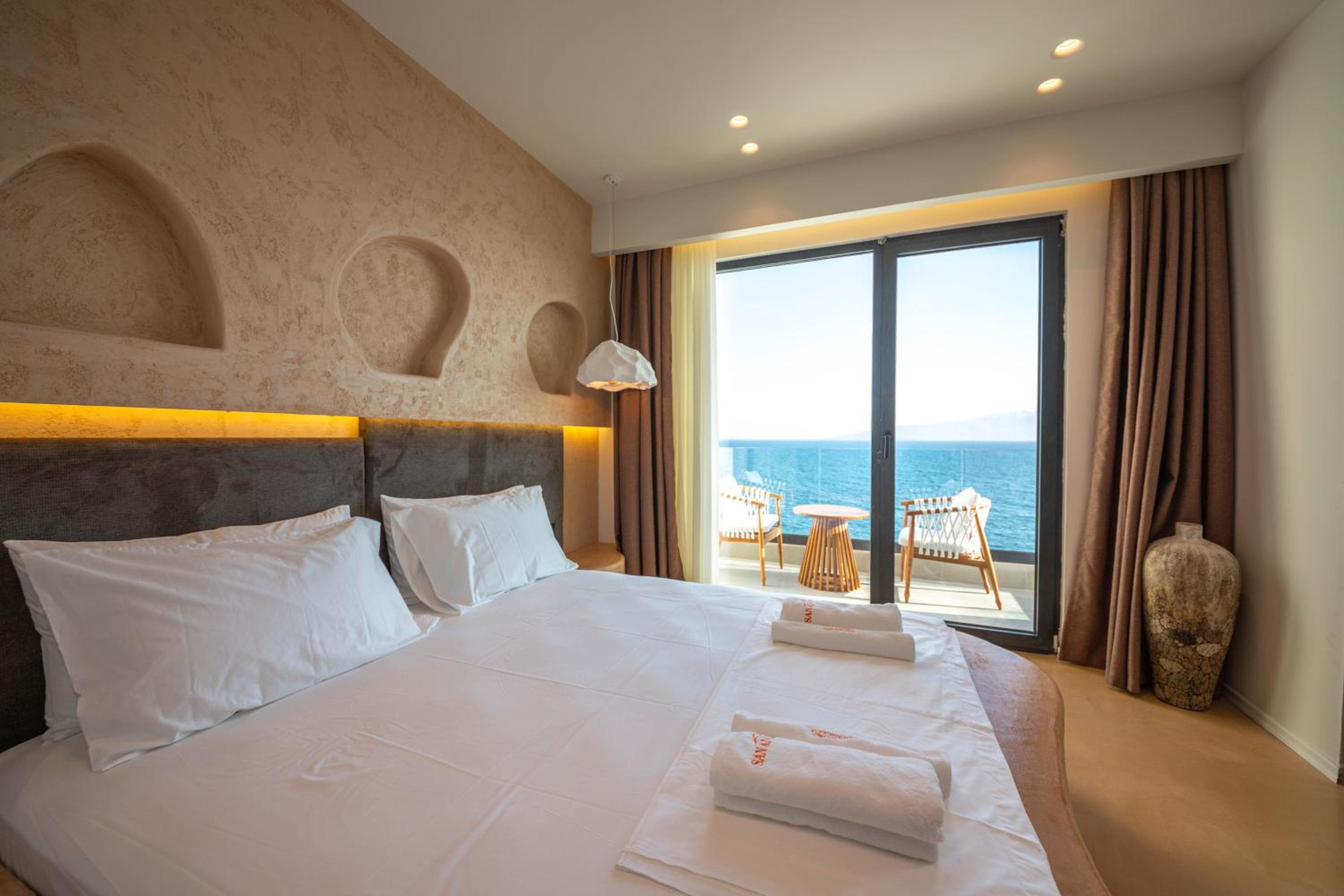 Deluxe Double Room with Balcony and Sea View photo 1