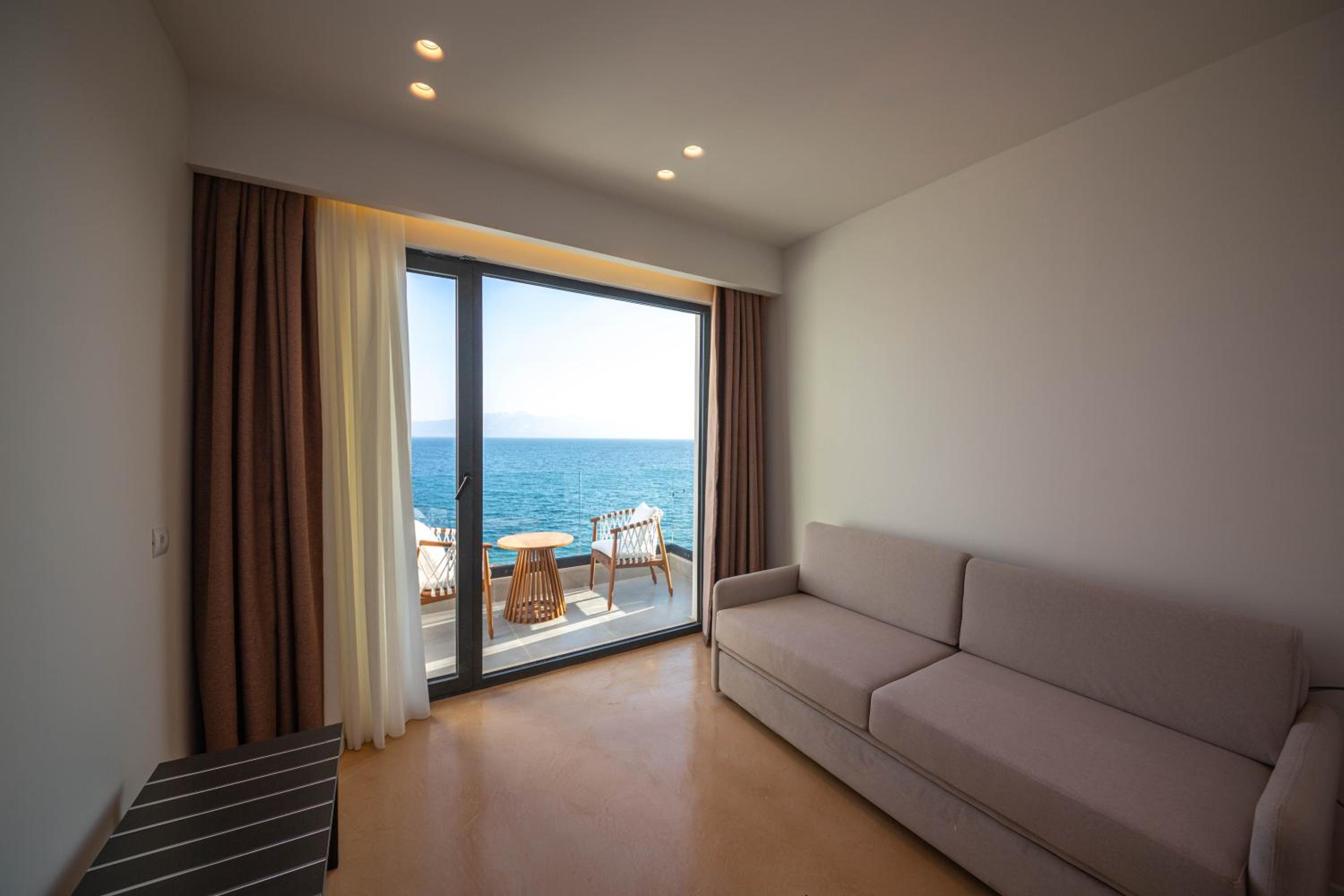 Panoramic Sea View Suite with Bath Tub photo 2