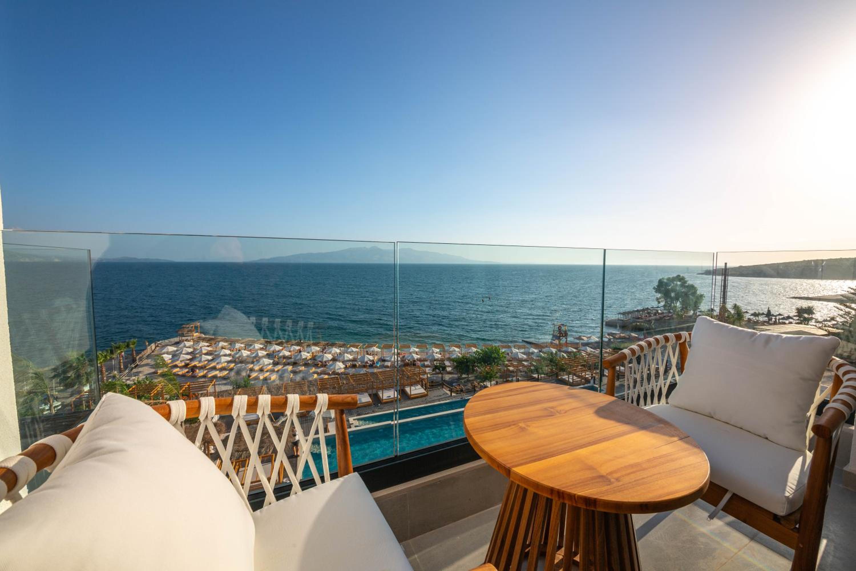 Panoramic Sea View Suite with Bath Tub photo 3