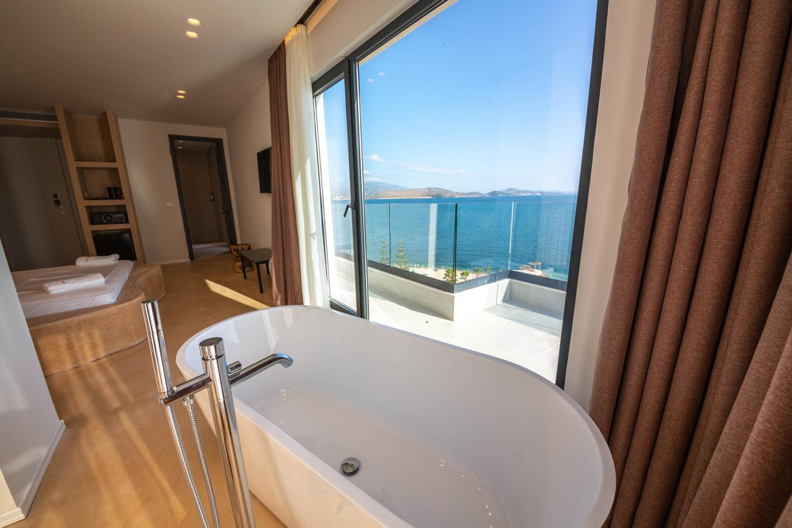 Panoramic Sea View Junior Suite with Bath Tub photo 2
