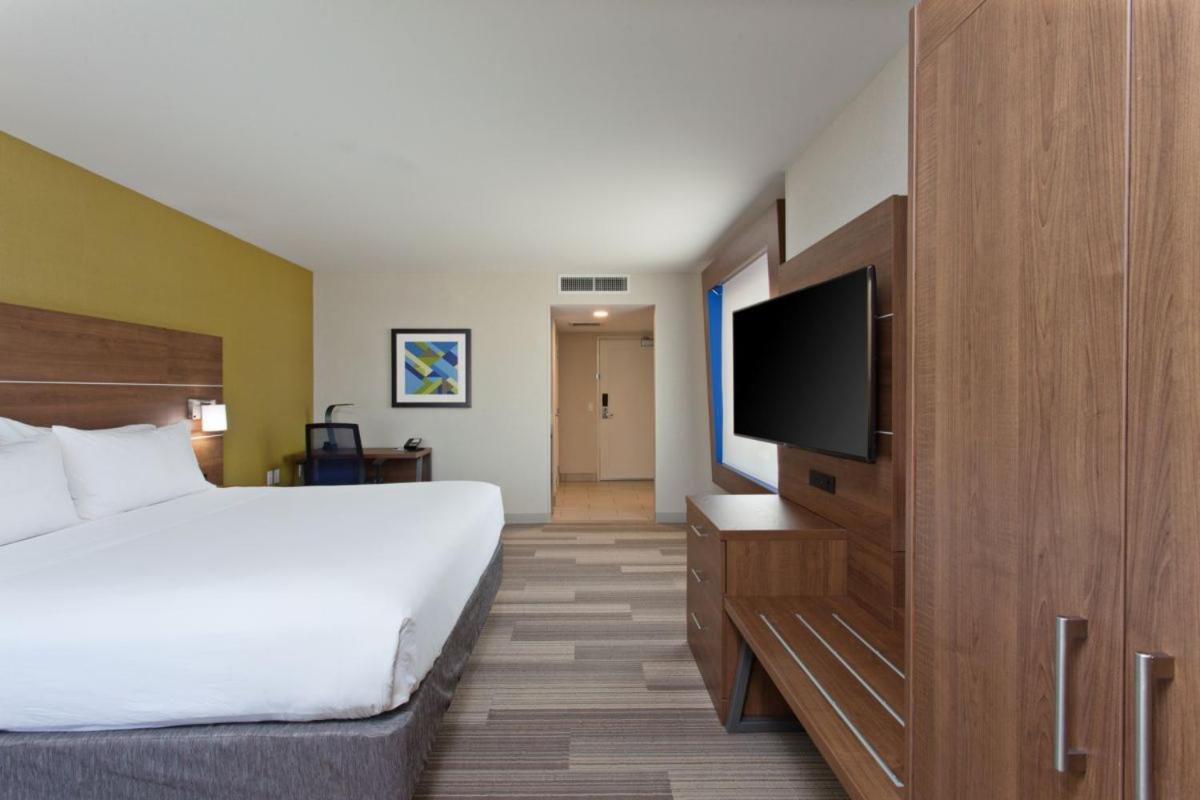 Double Room - Mobility Accessible Tub - Non-Smoking photo 1