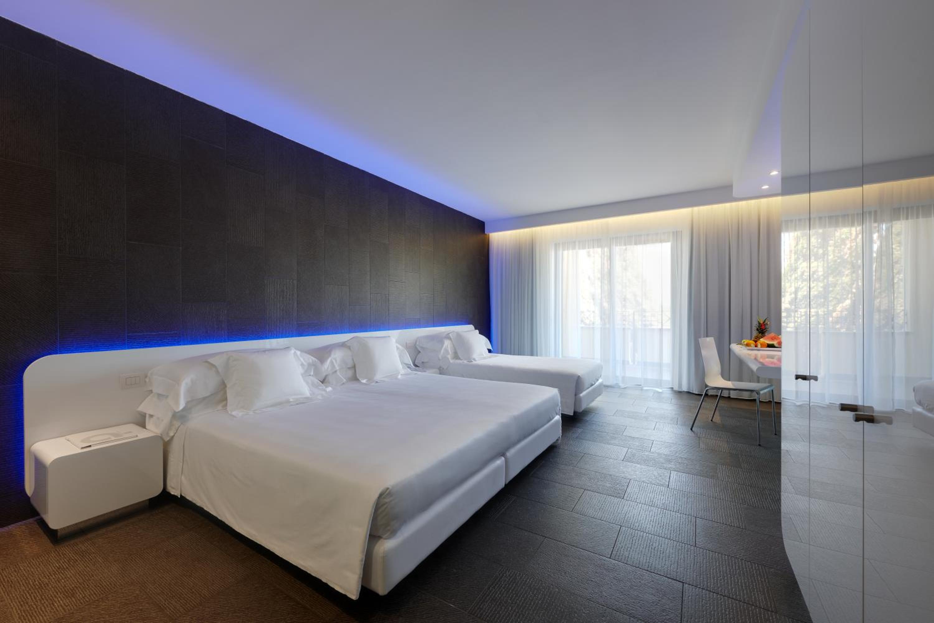 Junior Suite with Balcony - Photo 3