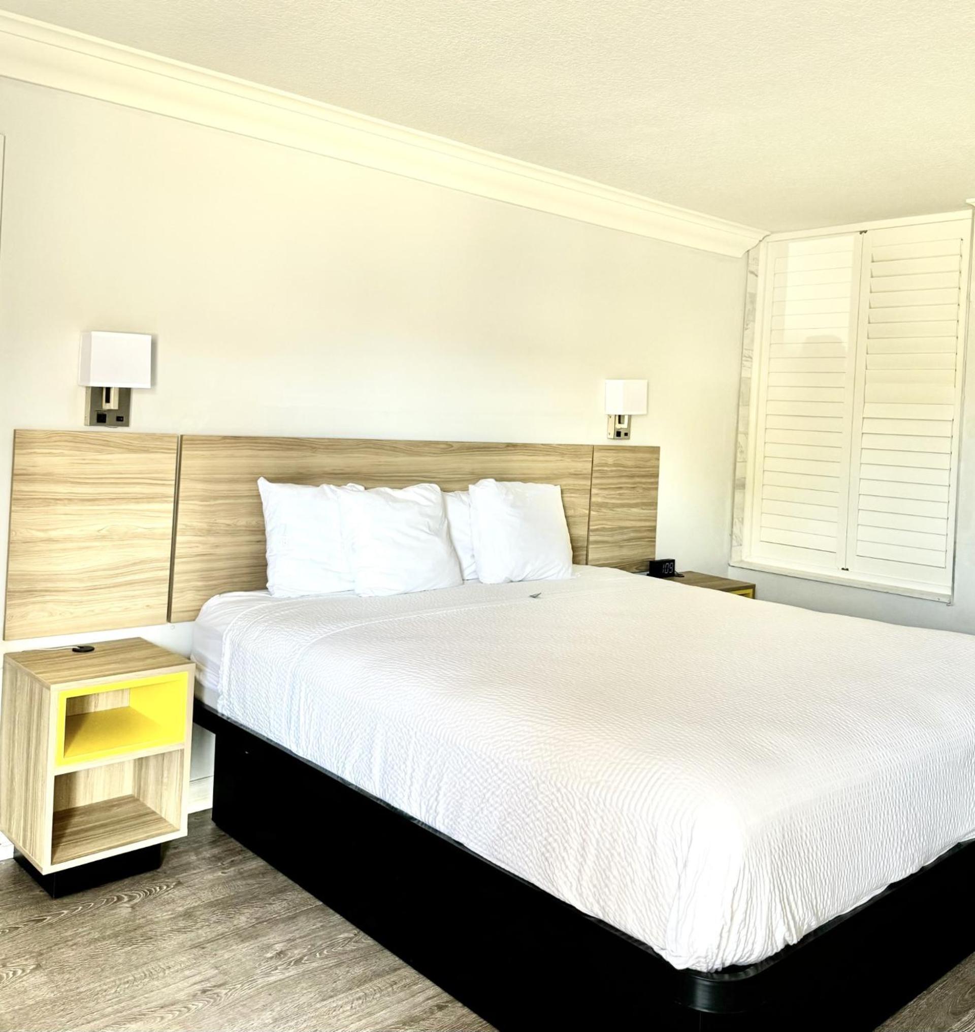Deluxe King Room - Non-Smoking - Photo 1