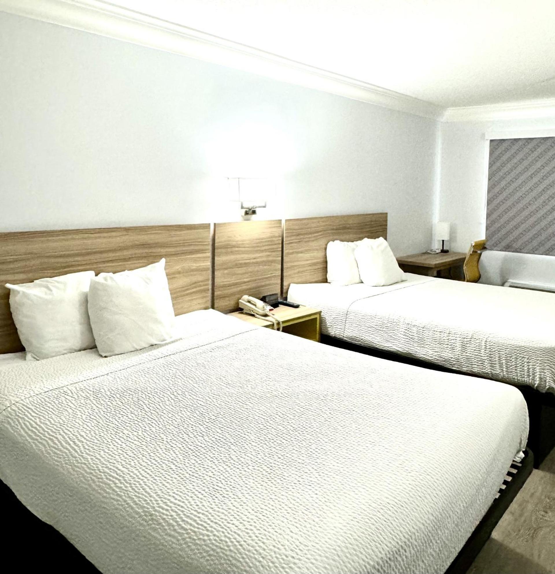 Deluxe Queen Room with Two Queen Beds - Non-Smoking - Photo 11