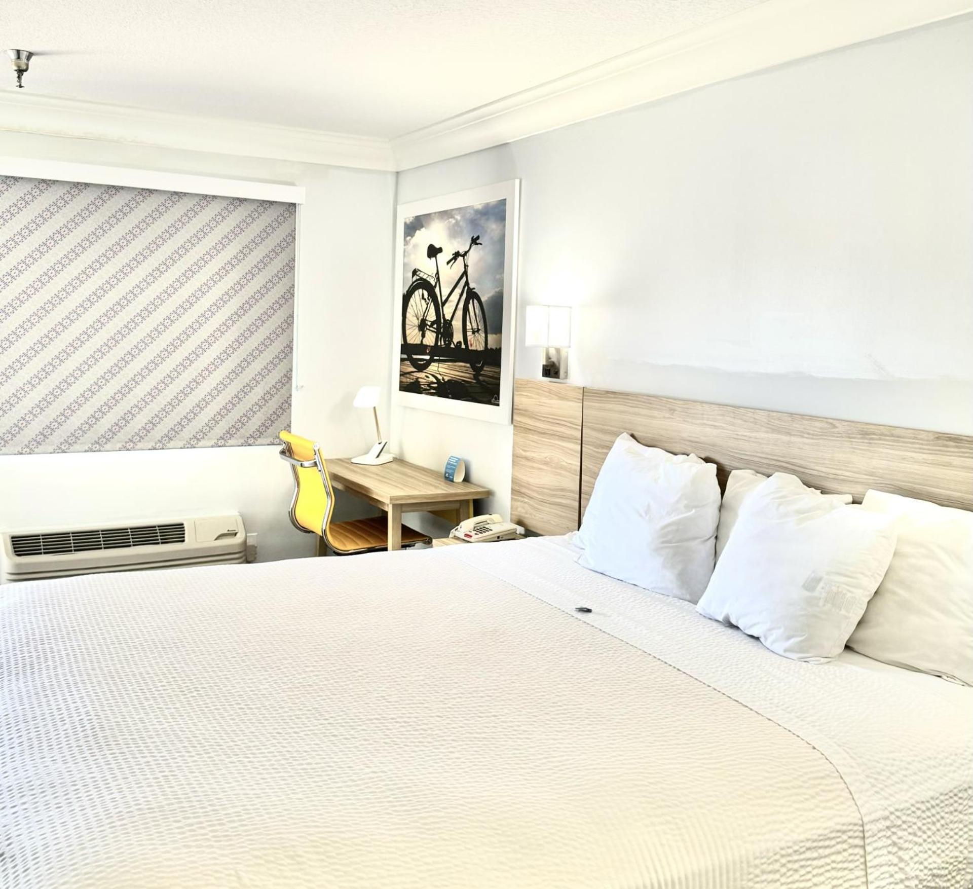 Deluxe King Room - Non-Smoking - Photo 6