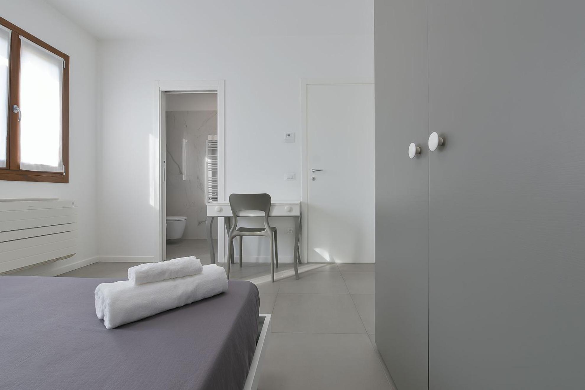 Deluxe Two-Bedroom Apartment with Garden View - Photo 8