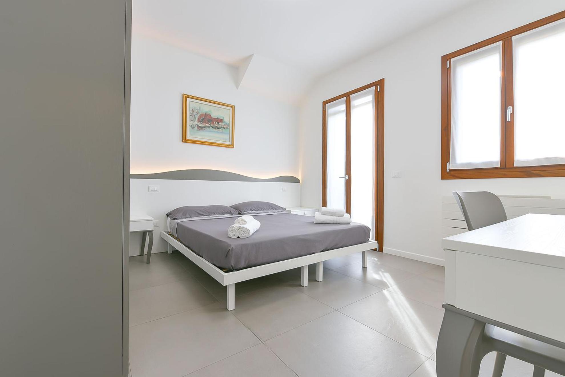 Two-Bedroom Apartment with Garden View - Photo 9