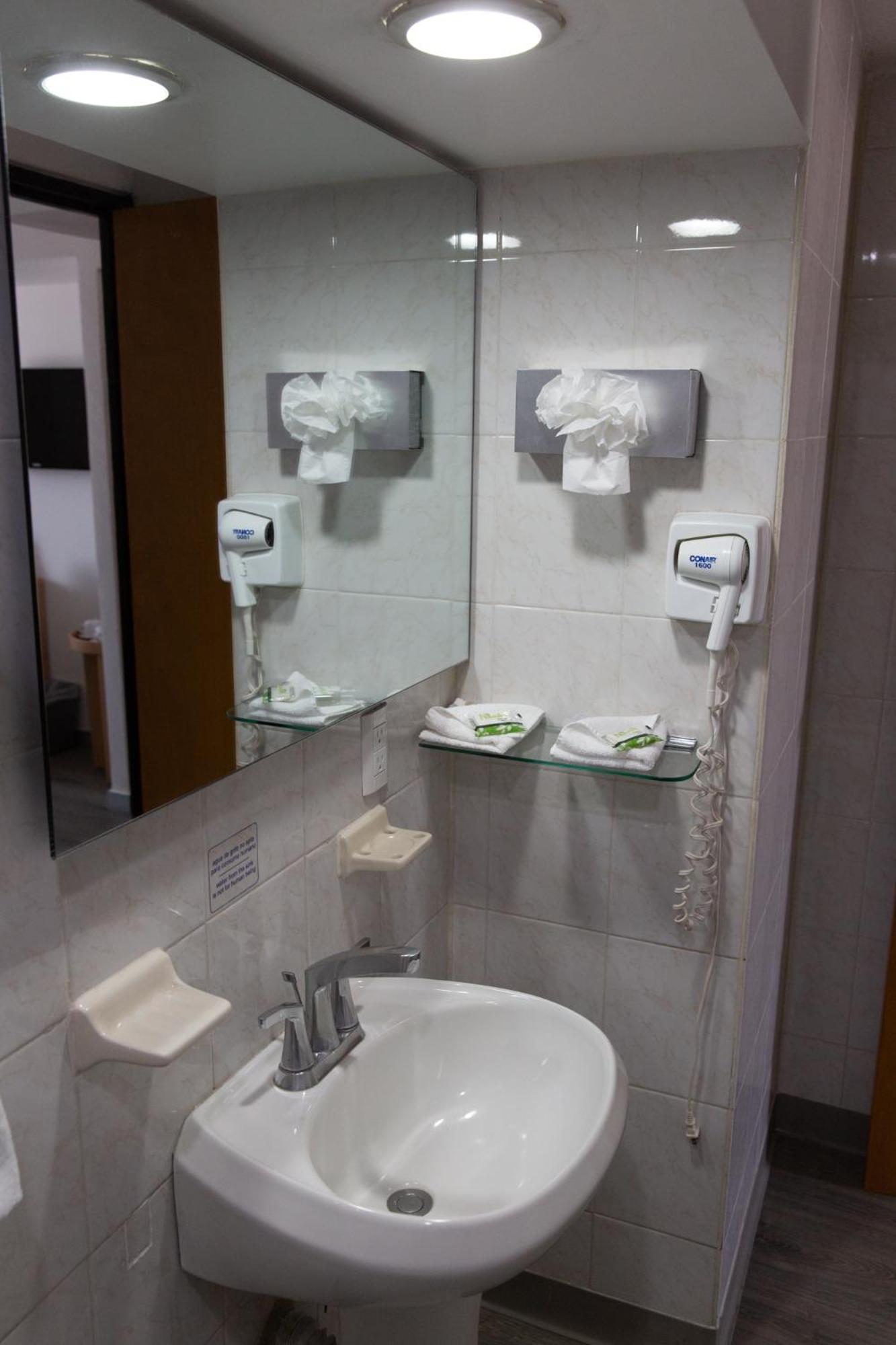 Standard Room with Two Double Beds - Non Smoking - Photo 11