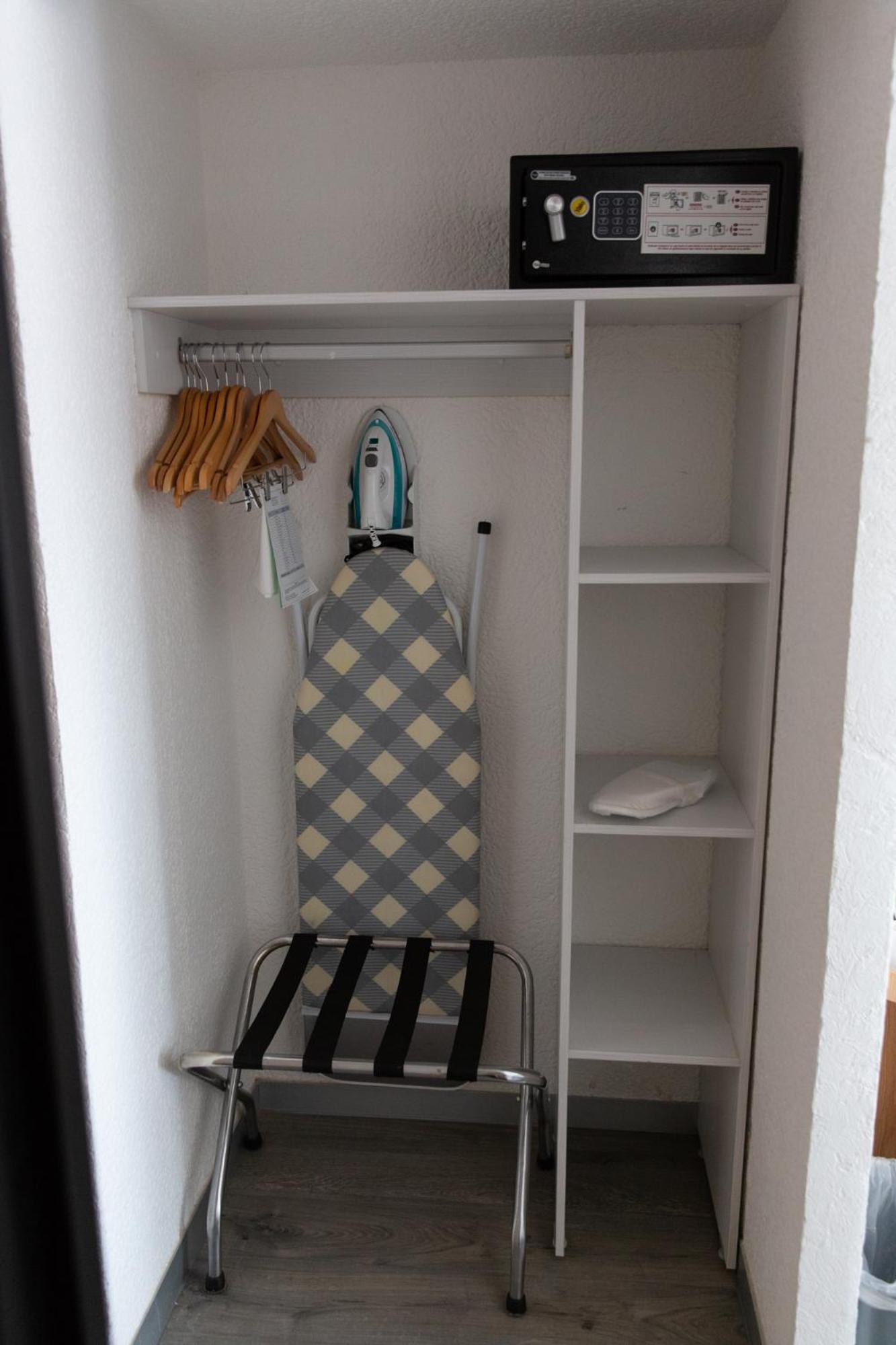 Standard Room with Two Double Beds - Non Smoking - Photo 10