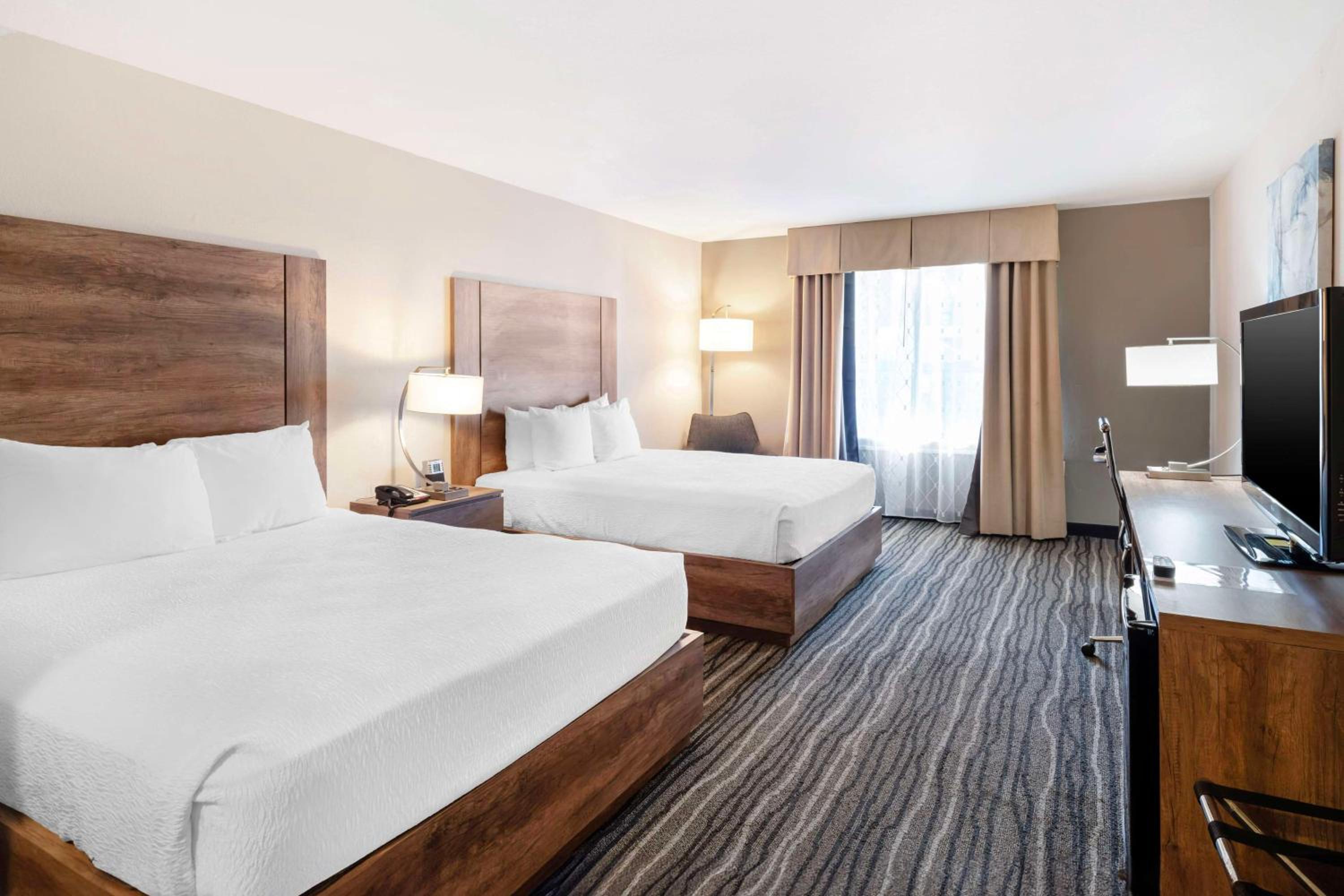 Queen Room with Two Queen Beds - Non-Smoking - Photo 2