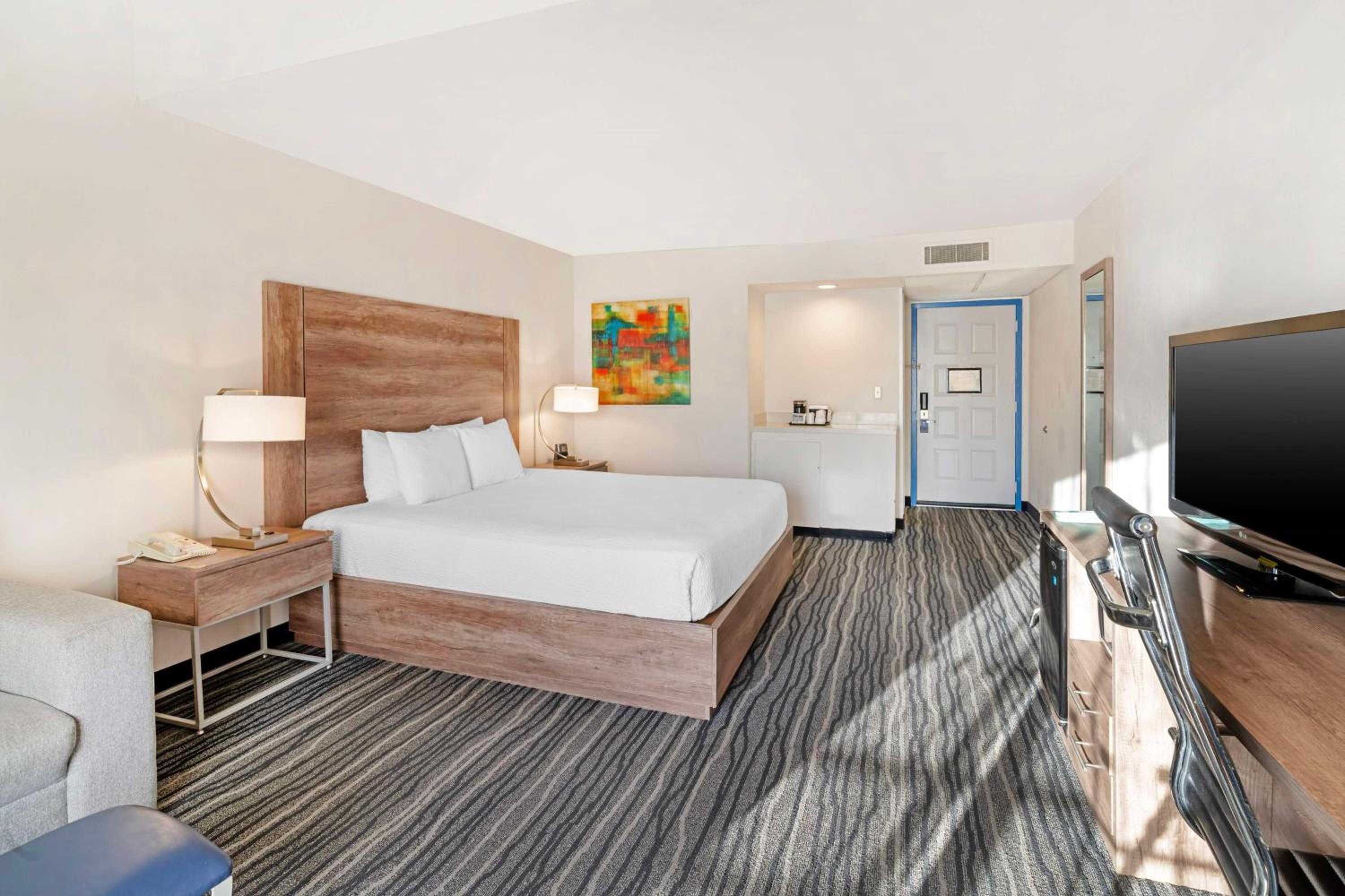 King Room - Non-Smoking - Photo 3