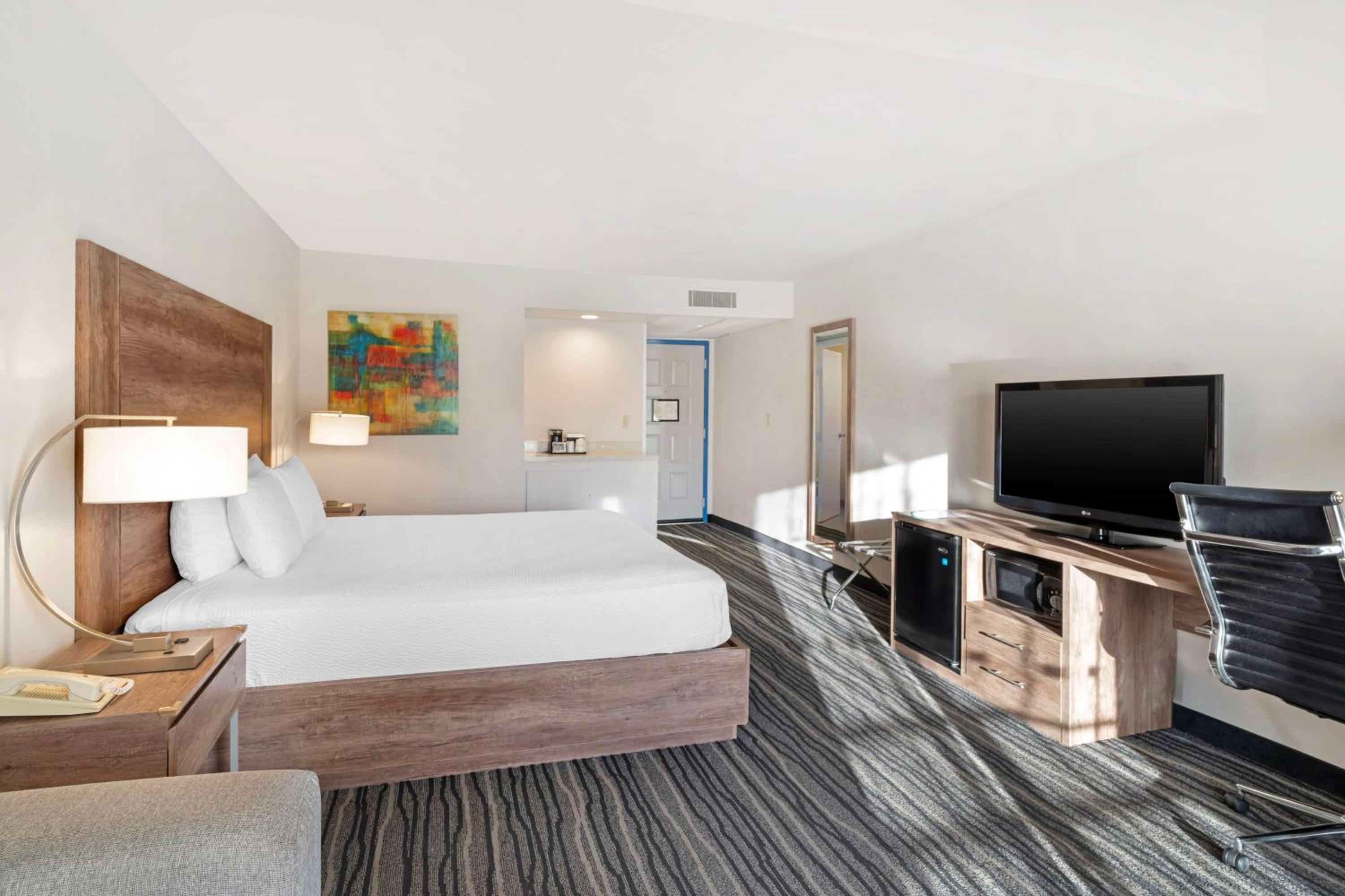 King Room - Non-Smoking - Photo 1