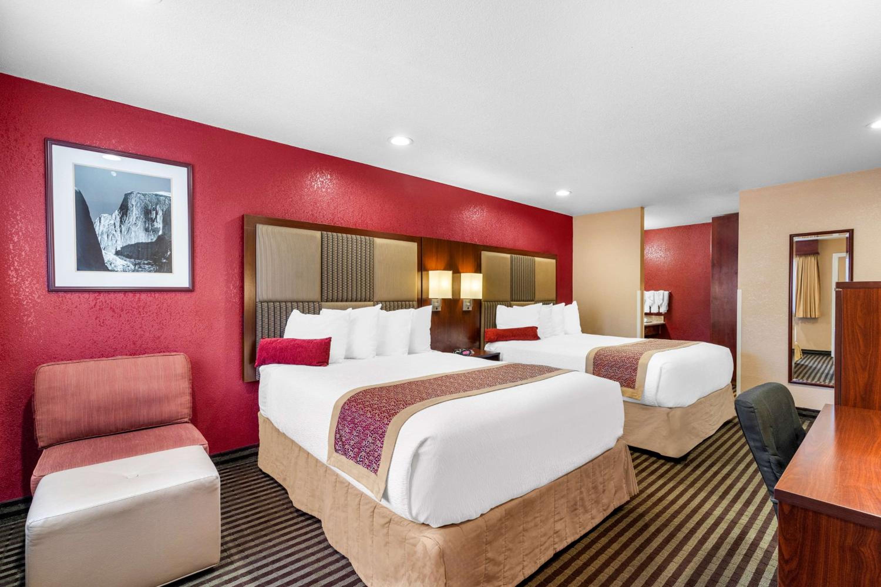 Queen Room with Two Queen Beds - Photo 4