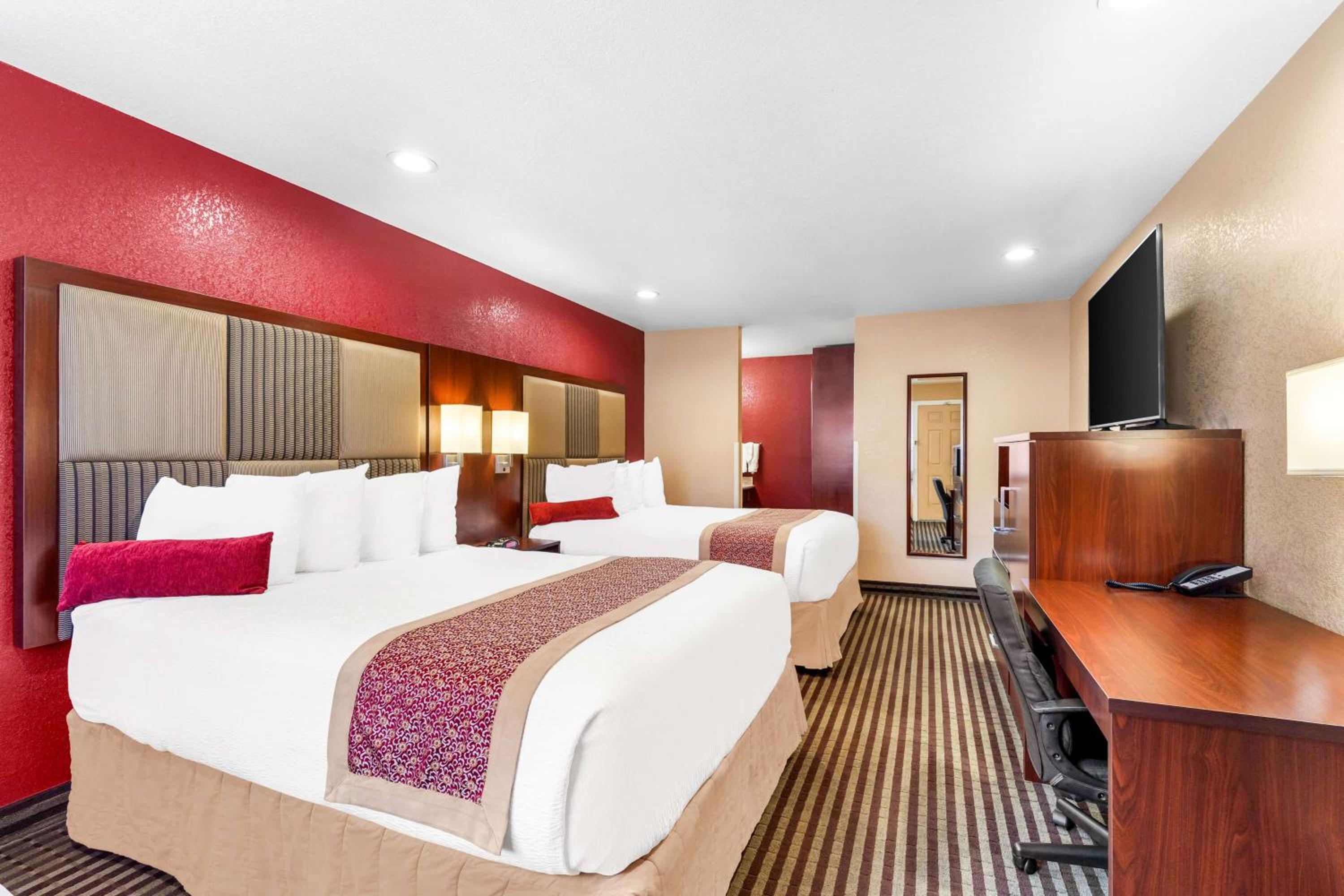 Queen Room with Two Queen Beds - Photo 3