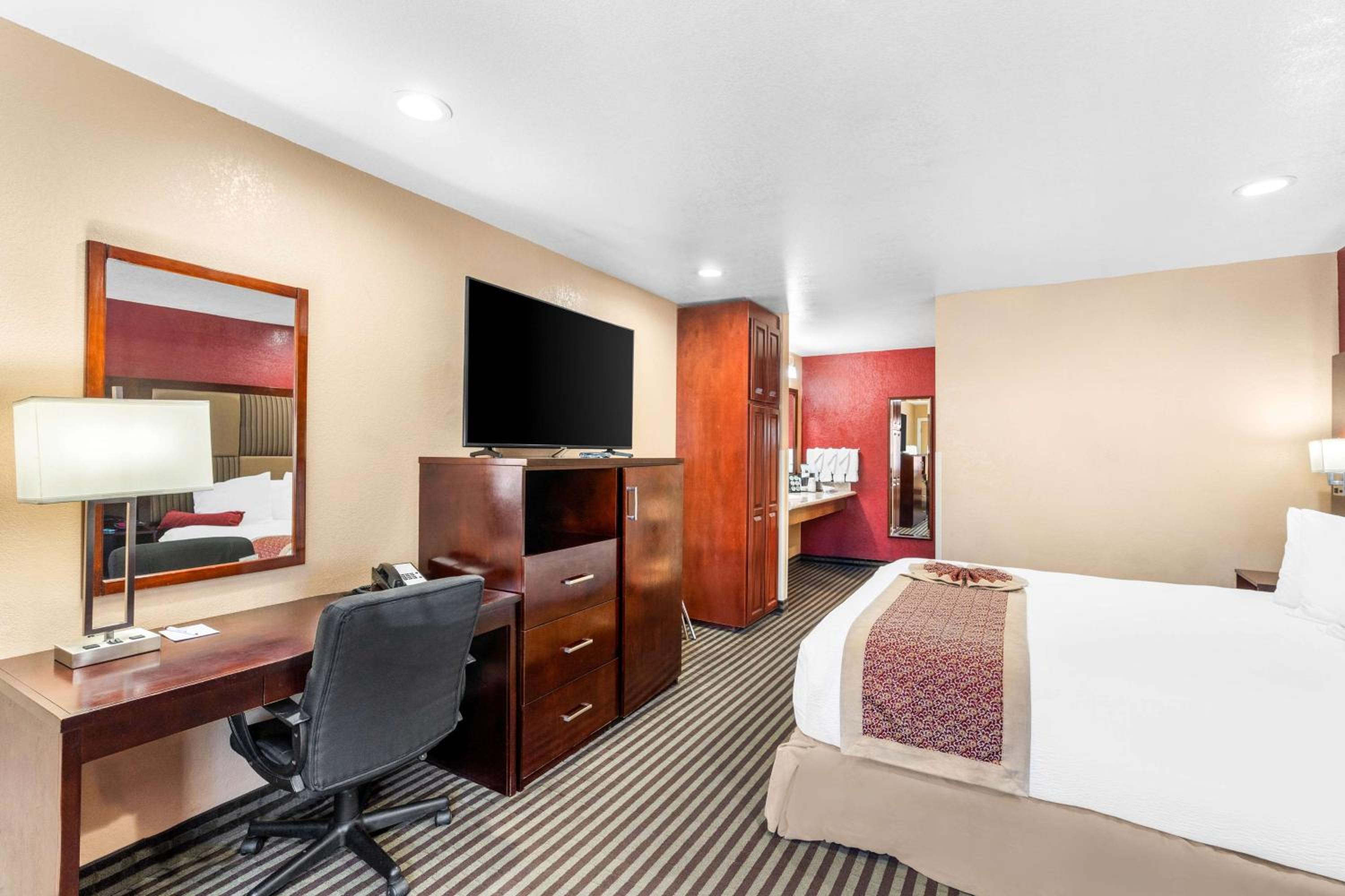 King Room with Roll-in Shower - Disability Access/Non-Smoking - Photo 3