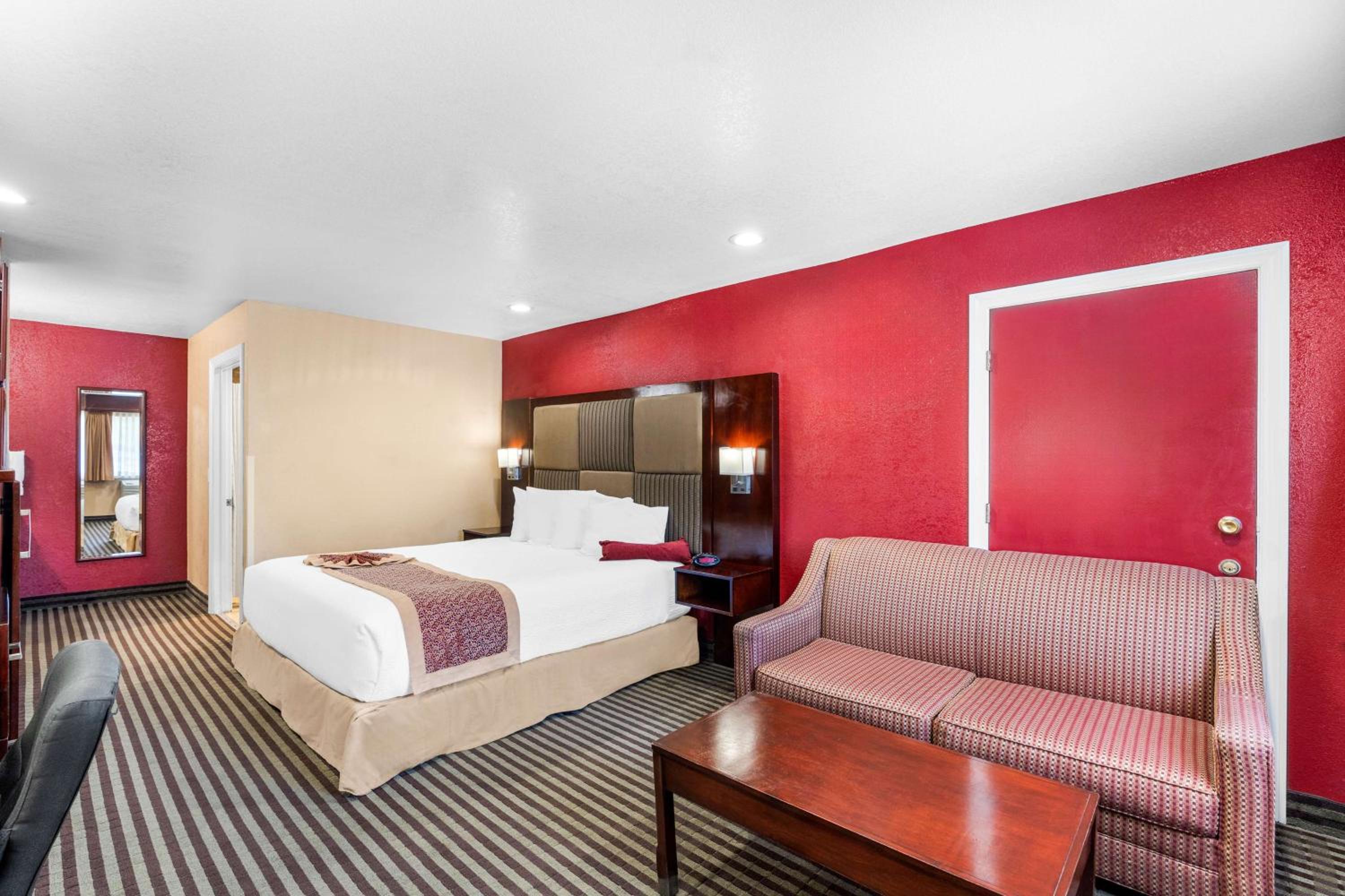 King Room with Roll-in Shower - Disability Access/Non-Smoking - Photo 4