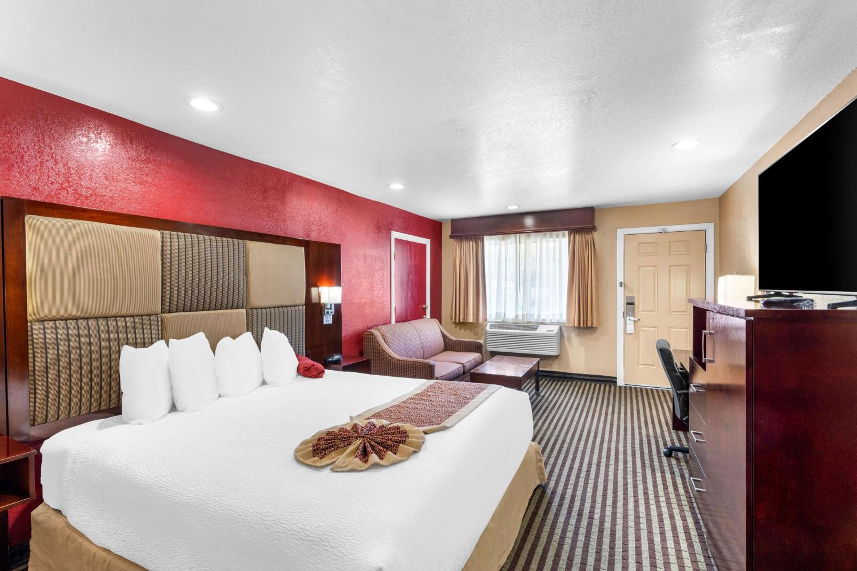 King Room with Roll-in Shower - Disability Access/Non-Smoking - Photo 1