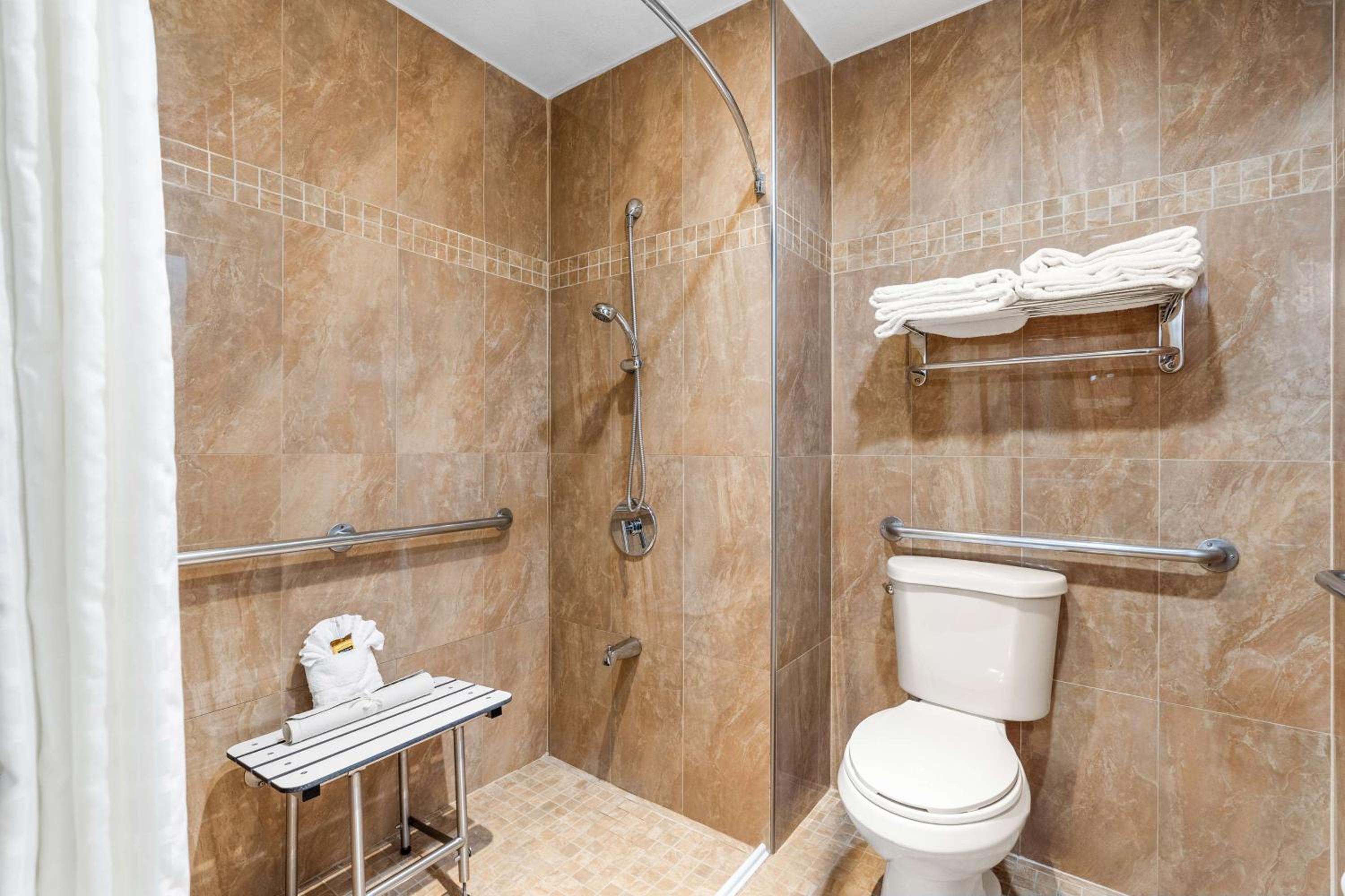 King Room with Roll-in Shower - Disability Access/Non-Smoking - Photo 2