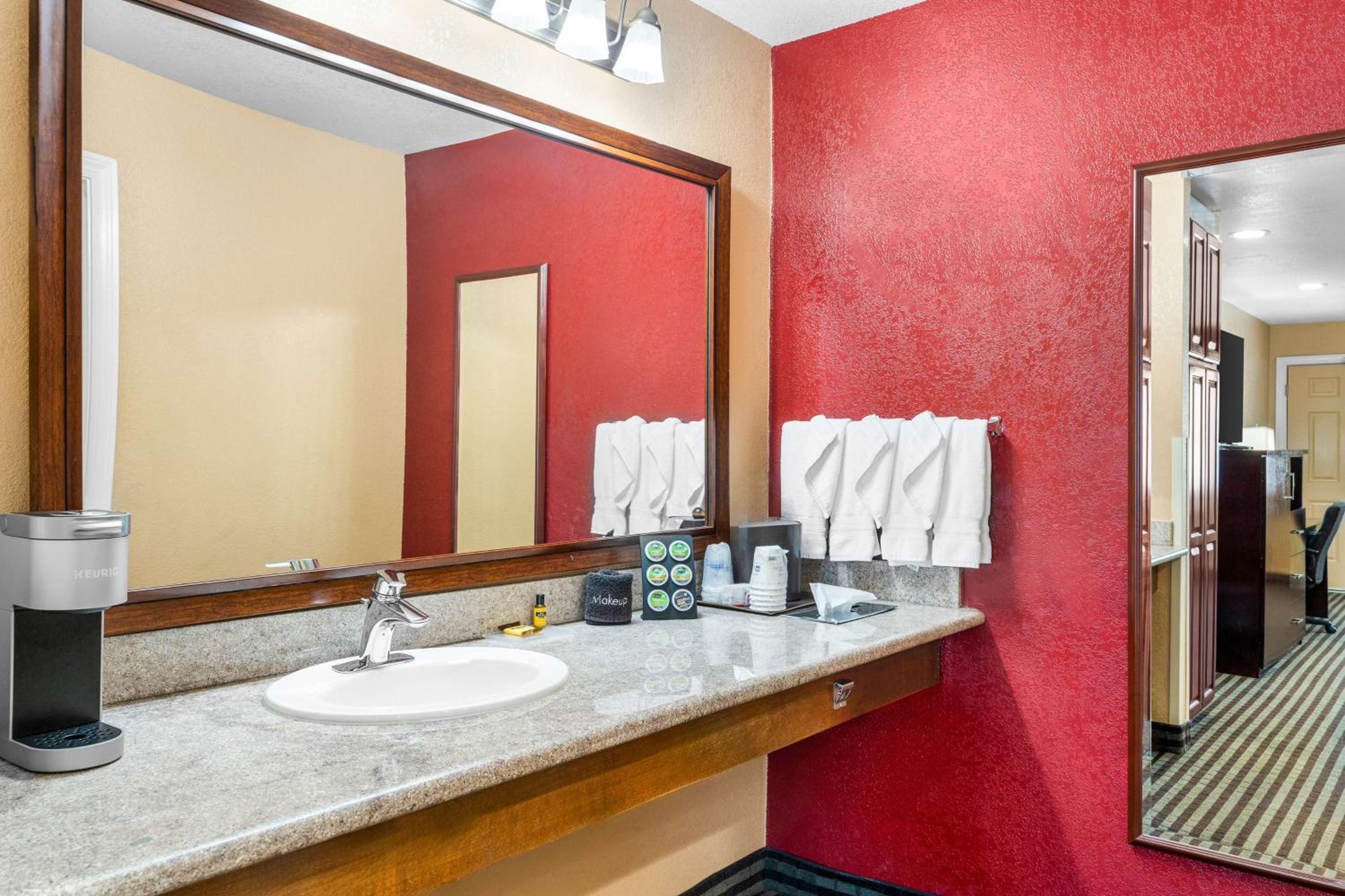 King Room with Roll-in Shower - Disability Access/Non-Smoking - Photo 5