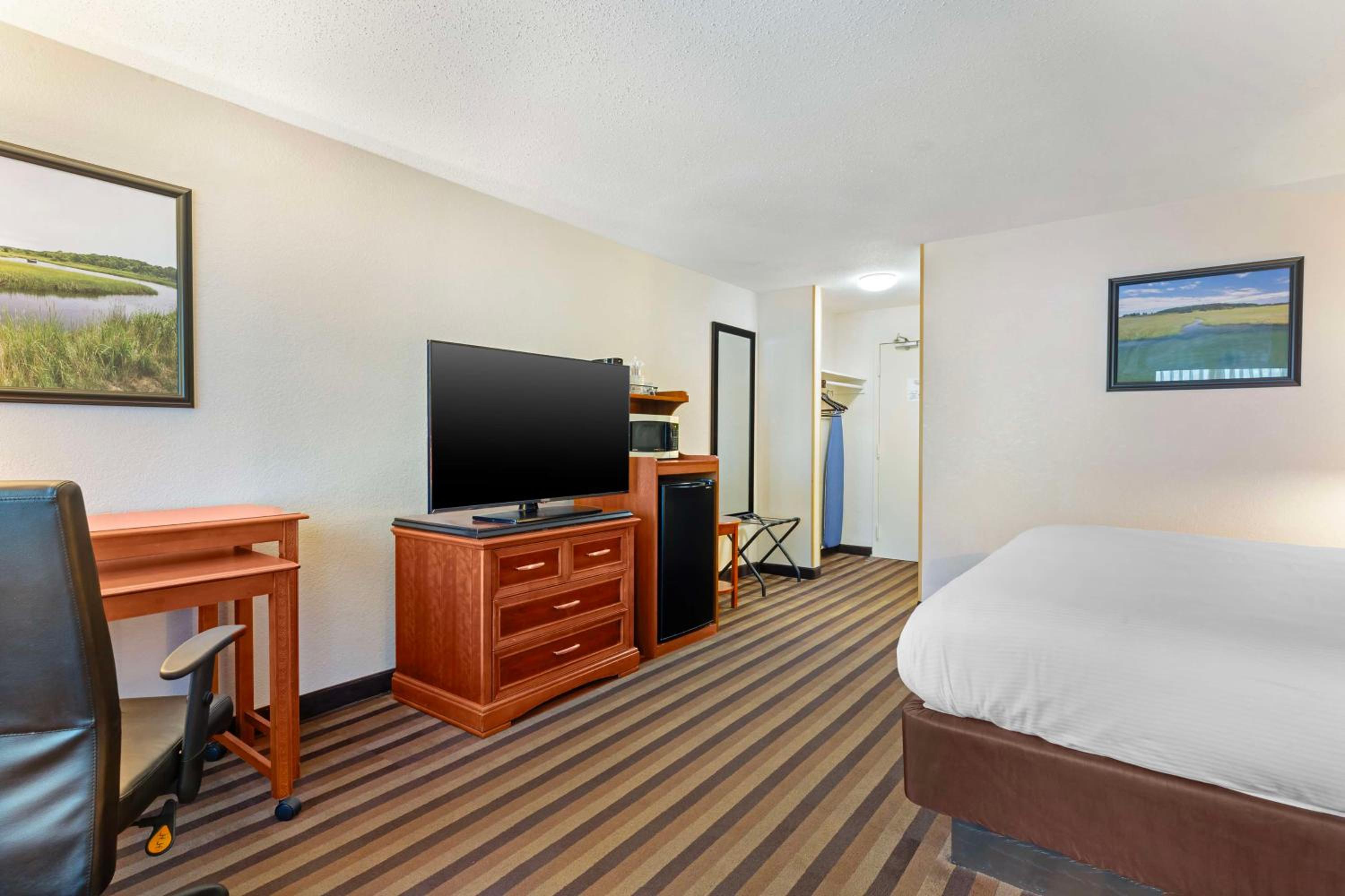 King Room with Bath Tub - Disability Access/Non-Smoking  - Photo 3
