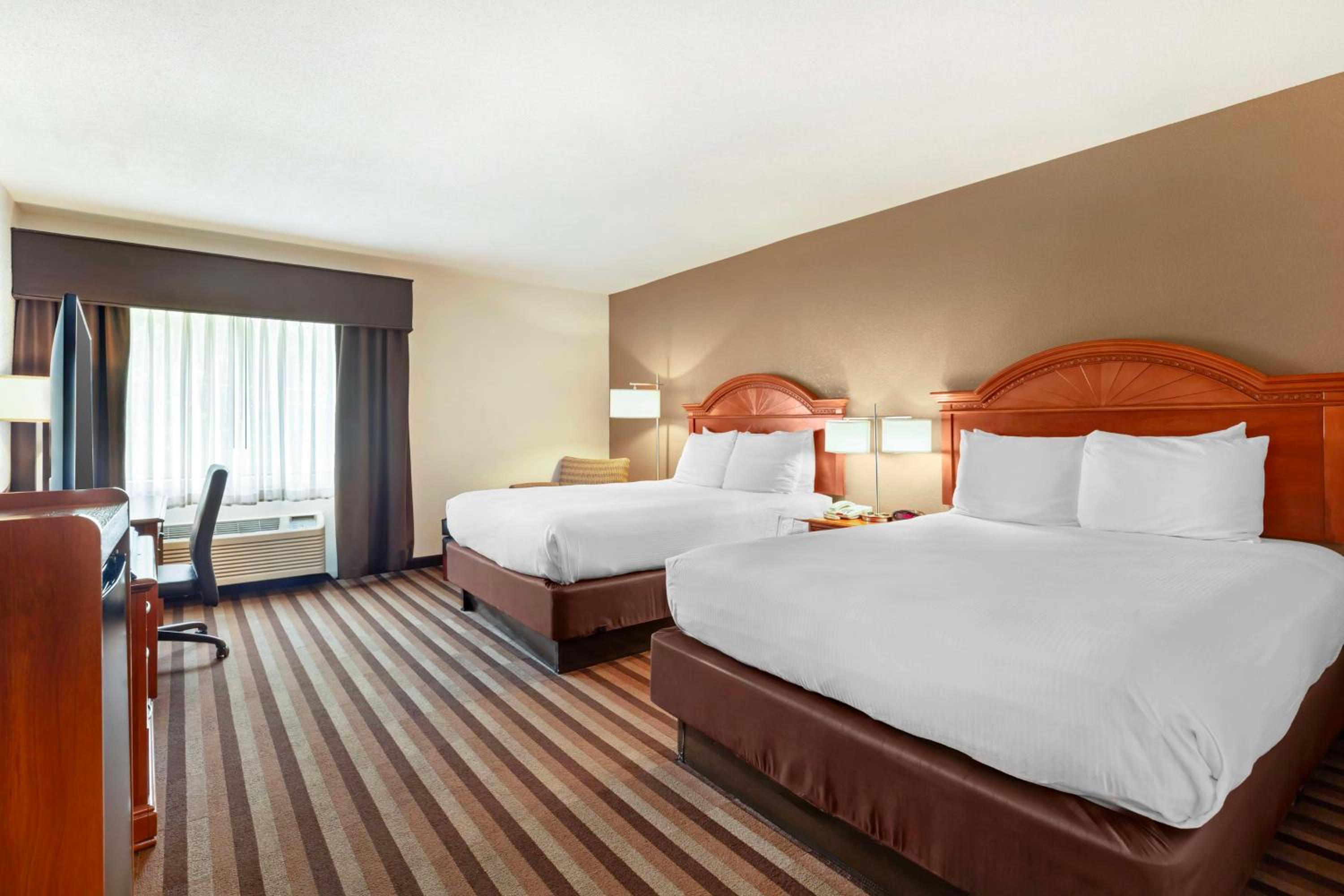 Queen Room with Two Queen Beds - Non-Smoking - Photo 1