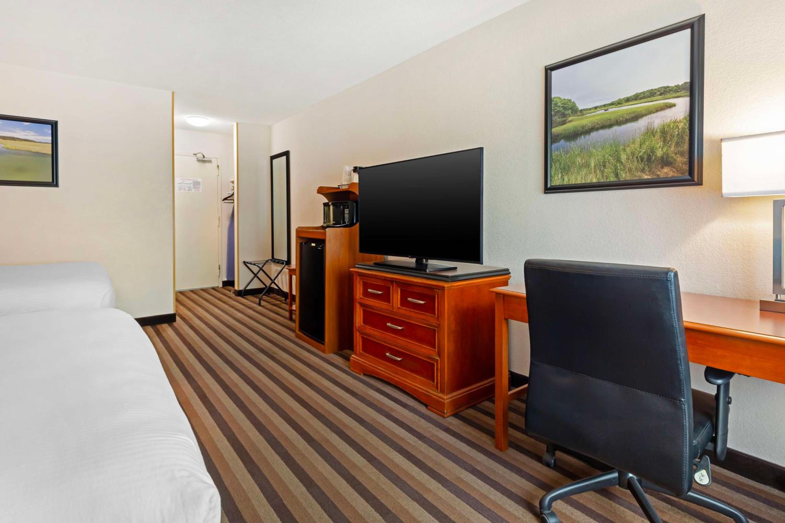Queen Room with Two Queen Beds - Non-Smoking - Photo 4