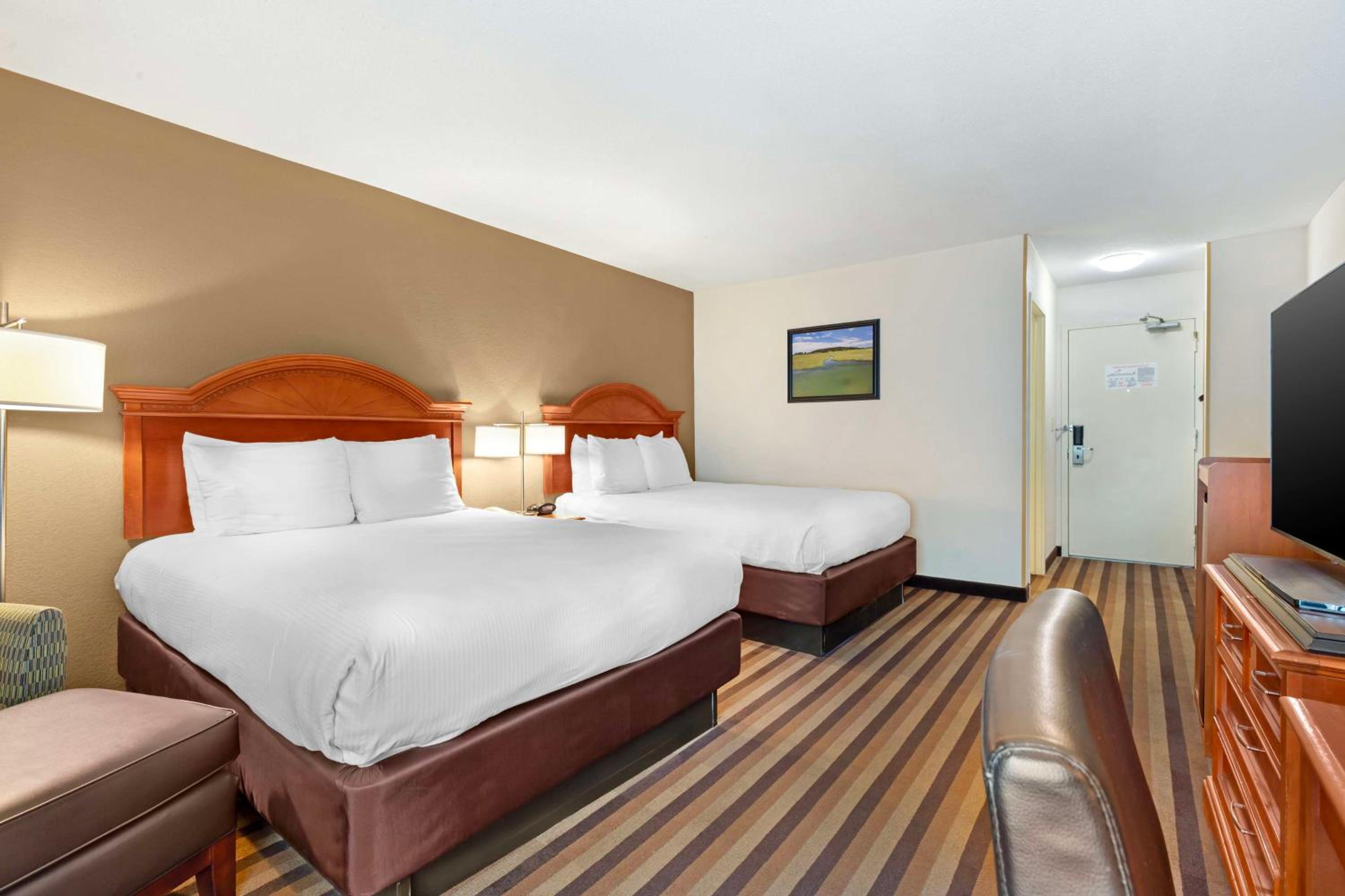 Queen Room with Two Queen Beds - Non-Smoking - Photo 3