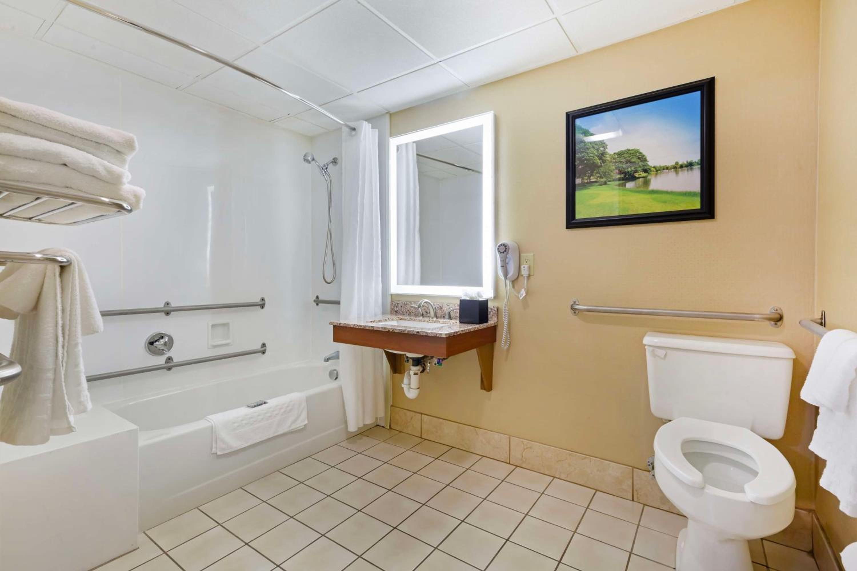 Queen Room with Two Queen Beds and Bath Tub - Disability Access/Non-Smoking  - Photo 2