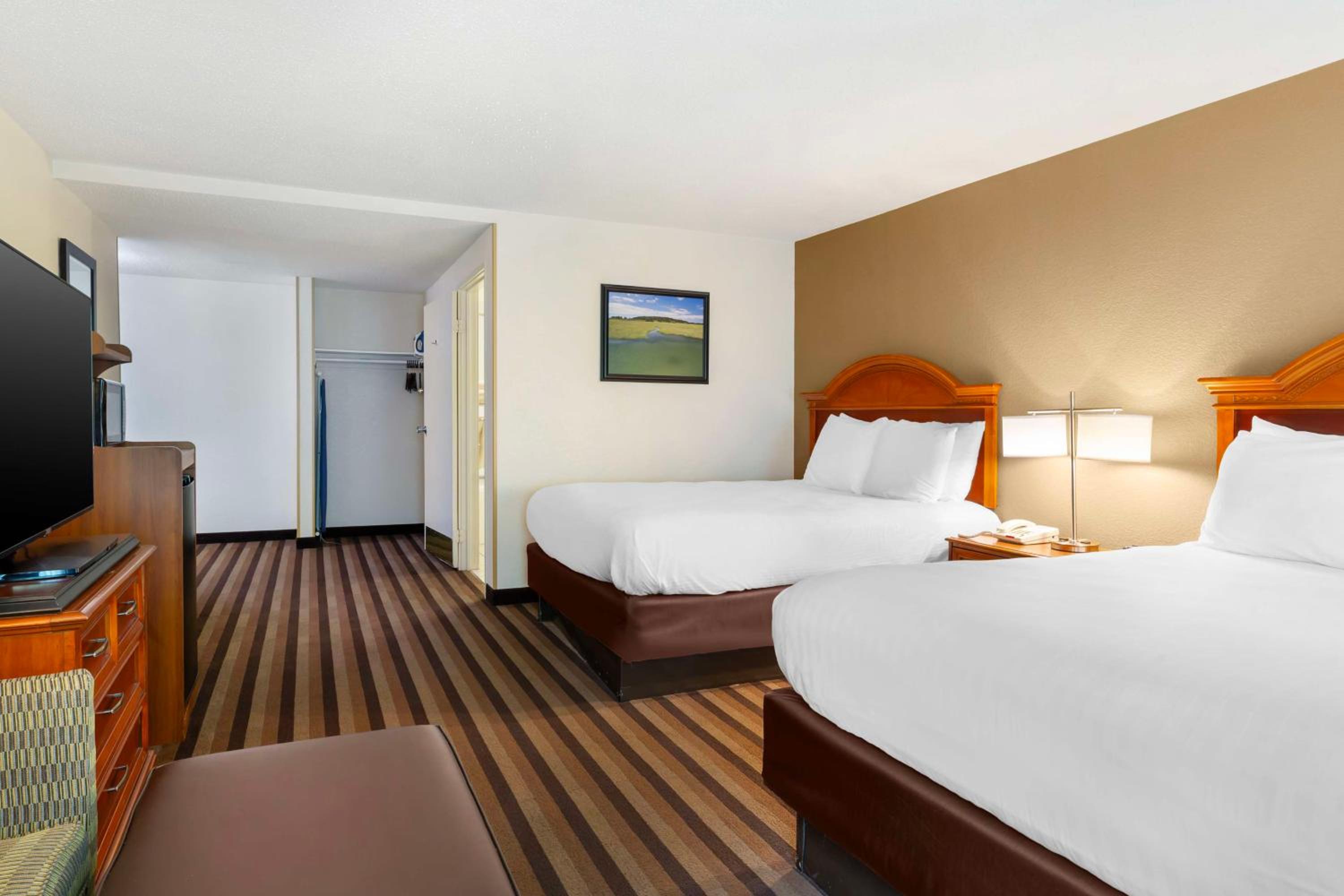 Queen Room with Two Queen Beds and Bath Tub - Disability Access/Non-Smoking  - Photo 4